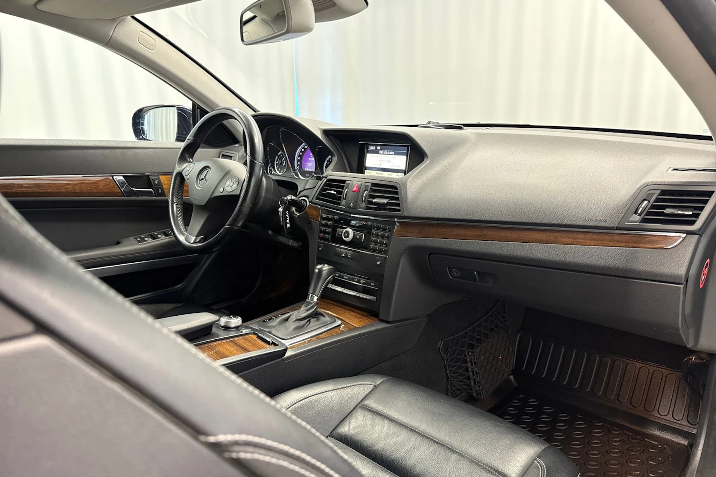sininen Mercedes-Benz E 2010 kuva 13.