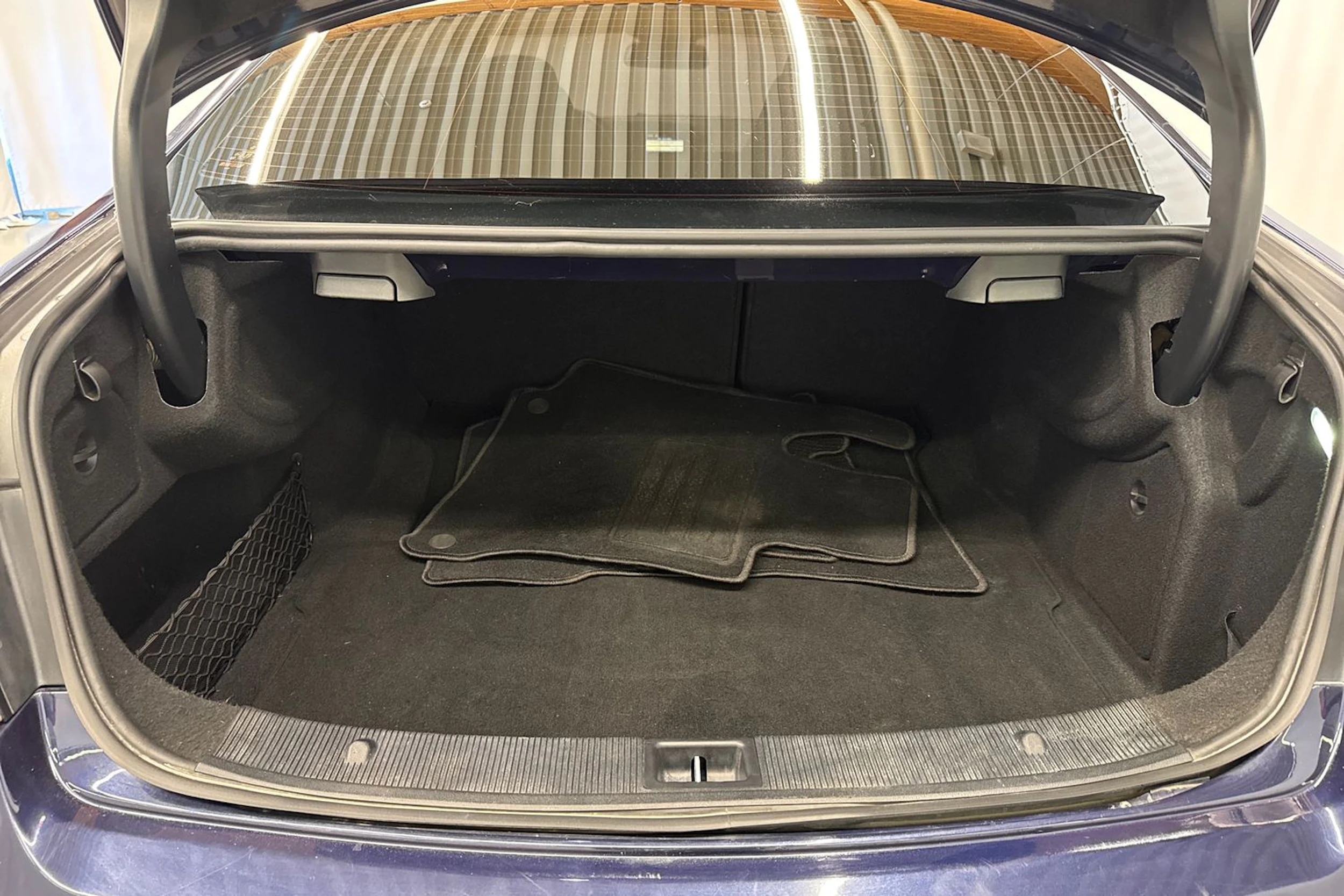 sininen Mercedes-Benz E 2010 kuva 15.