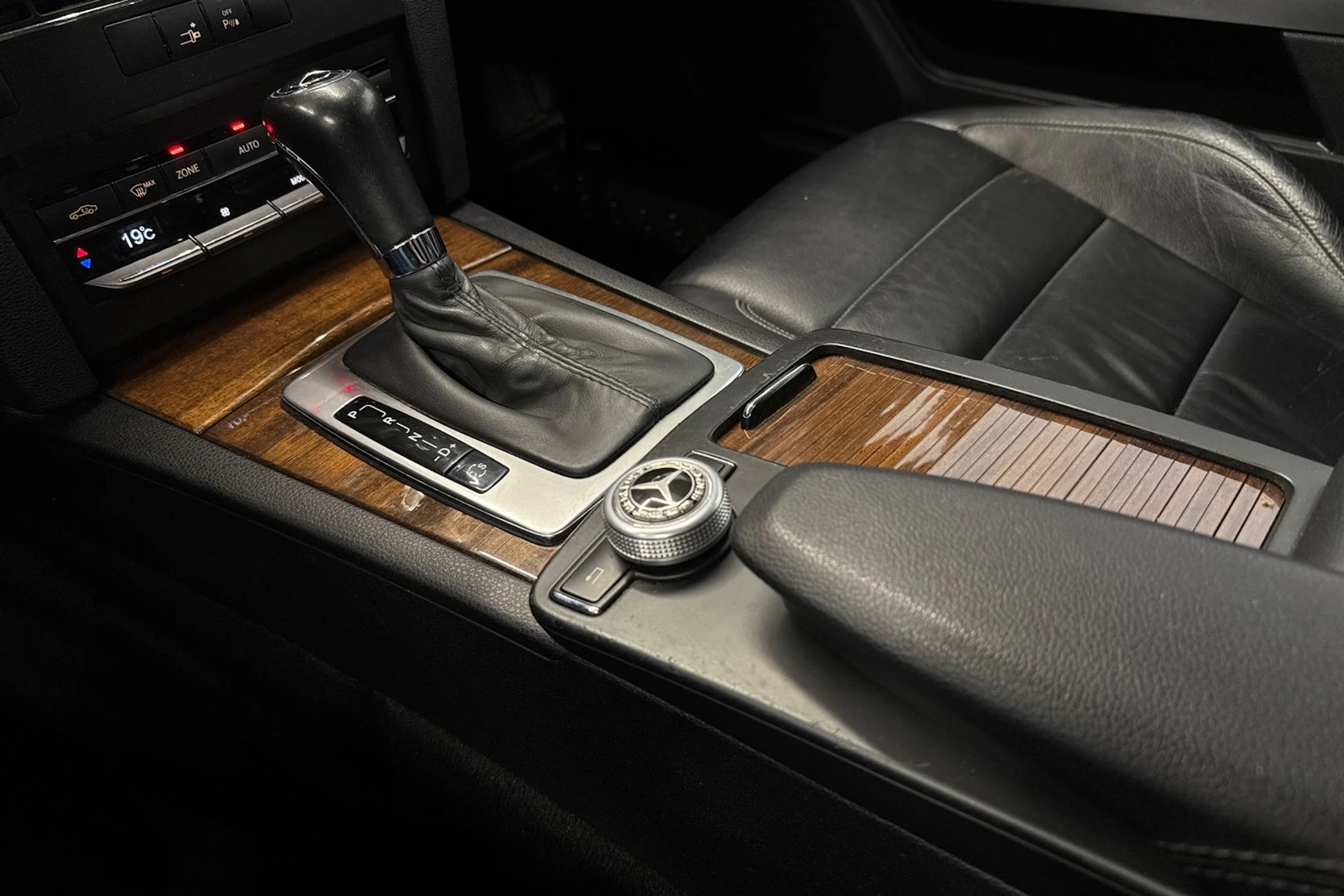 sininen Mercedes-Benz E 2010 kuva 22.