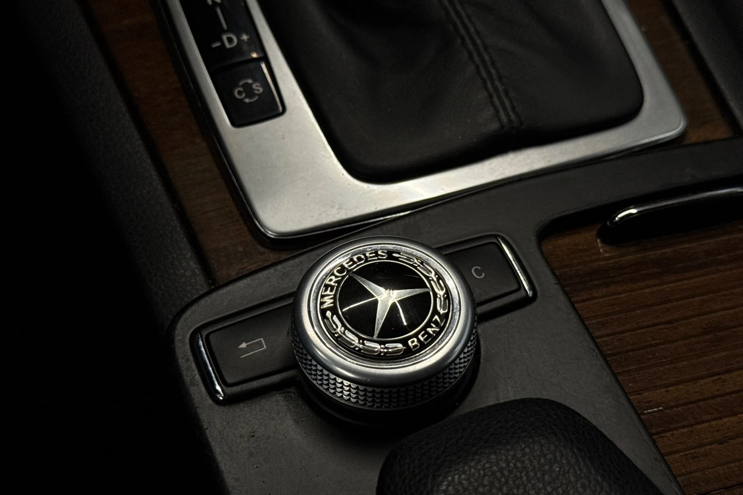 sininen Mercedes-Benz E 2010 kuva 23.