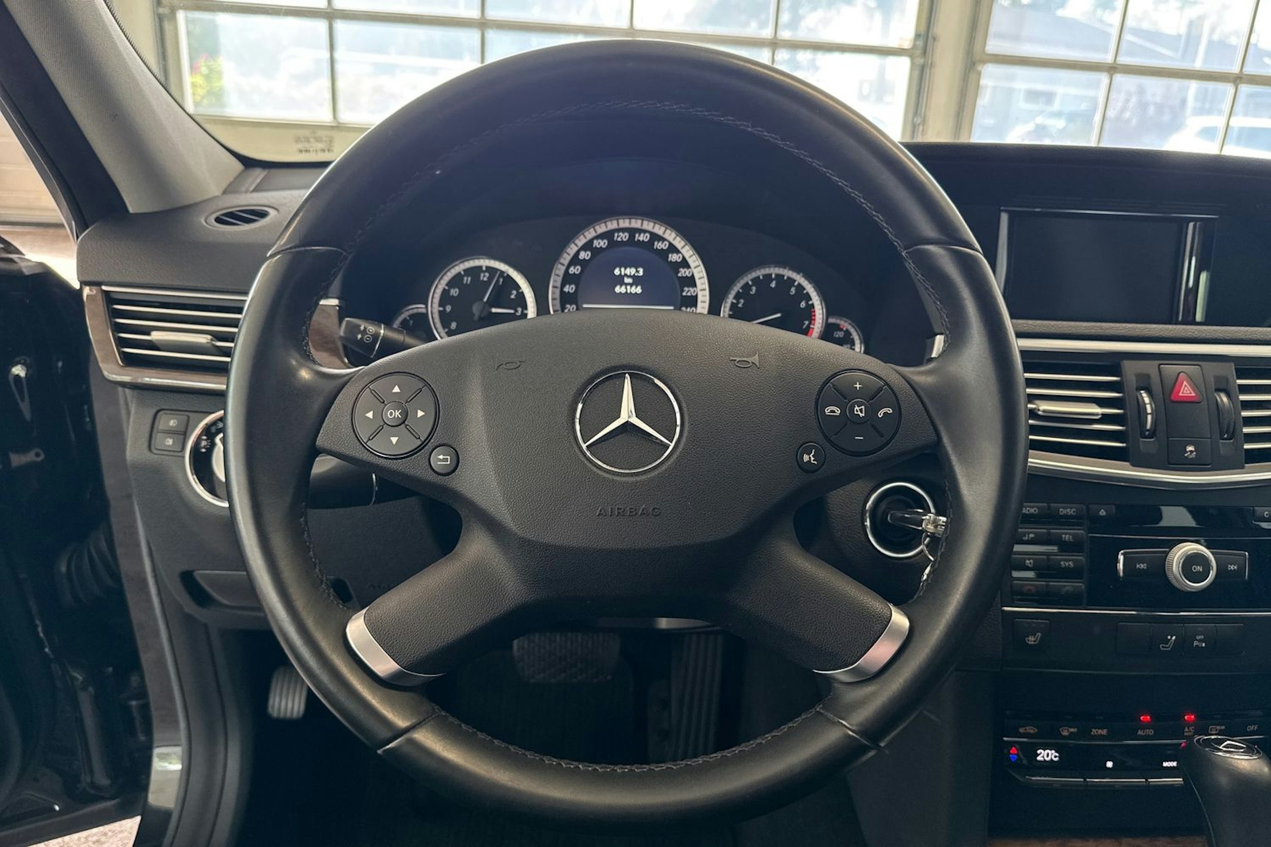 musta Mercedes-Benz E 2010 kuva 16.