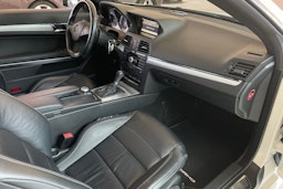 valkoinen Mercedes-Benz E 2010 kuva 28.