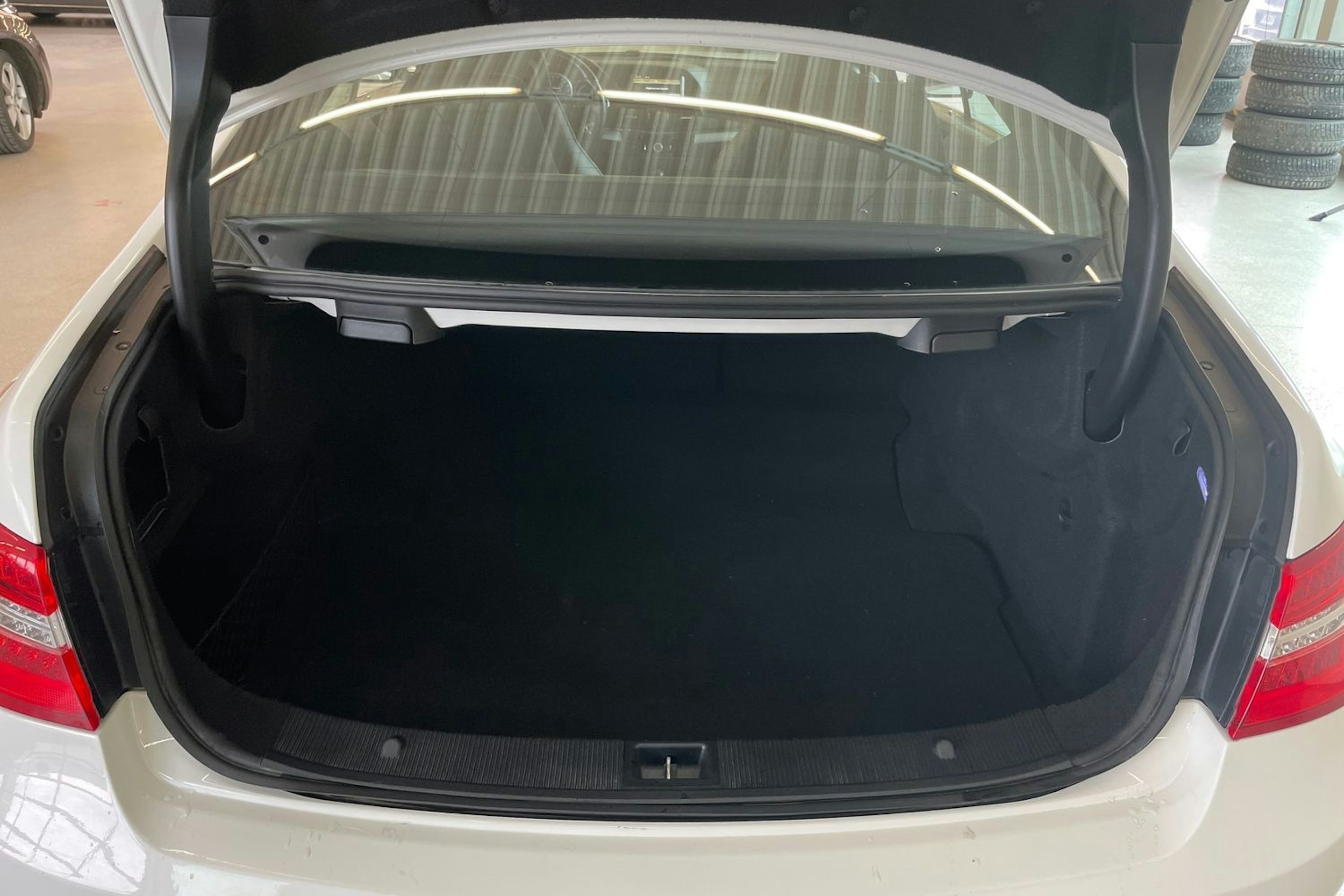valkoinen Mercedes-Benz E 2010 kuva 30.