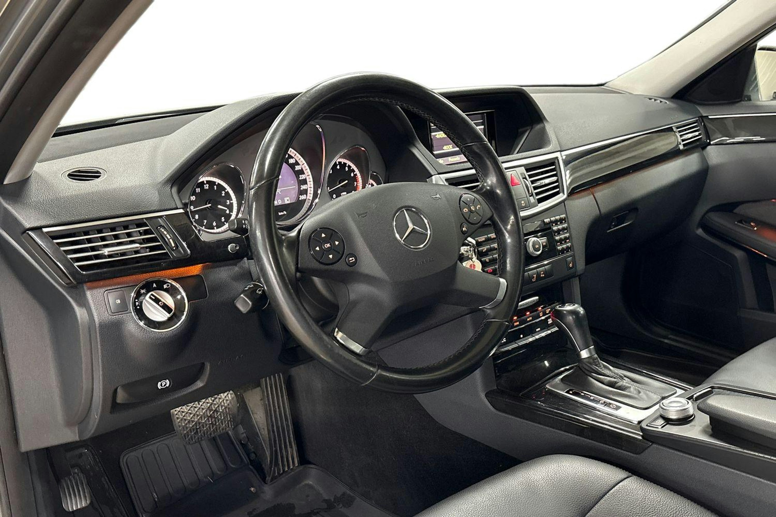 harmaa Mercedes-Benz E 2010 kuva 7.