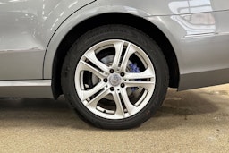 harmaa Mercedes-Benz E 2010 kuva 13.