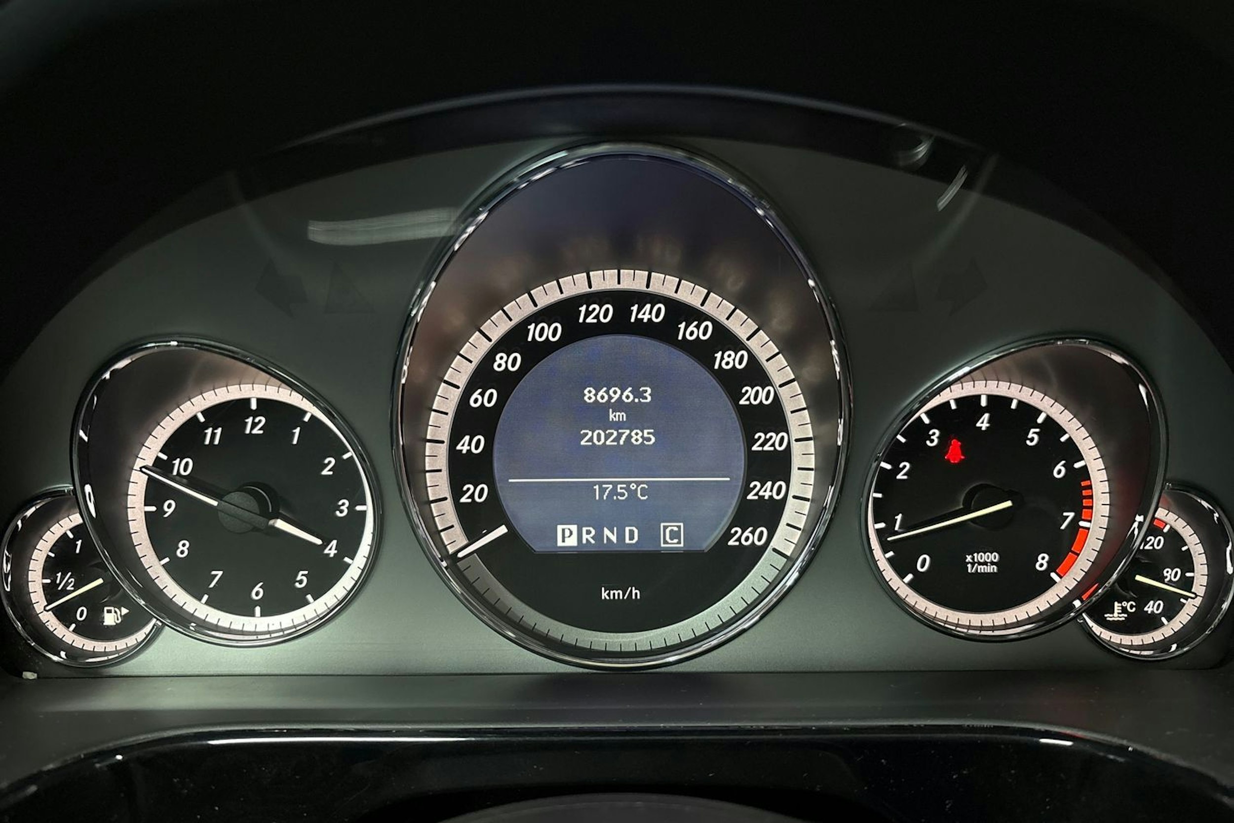 harmaa Mercedes-Benz E 2010 kuva 18.