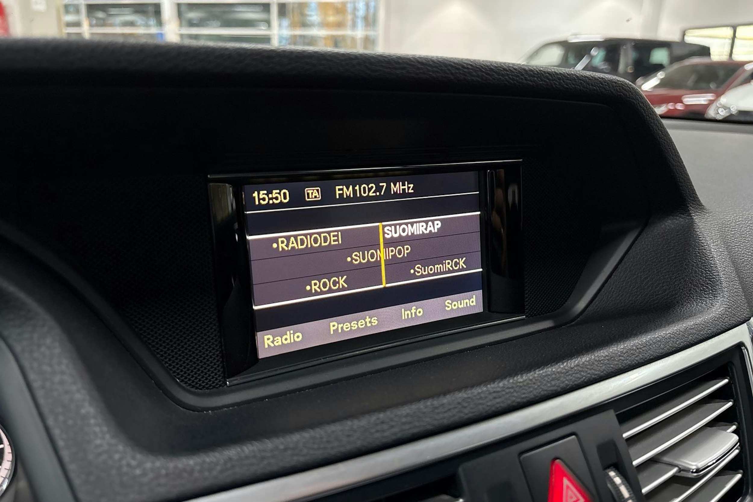 harmaa Mercedes-Benz E 2010 kuva 19.