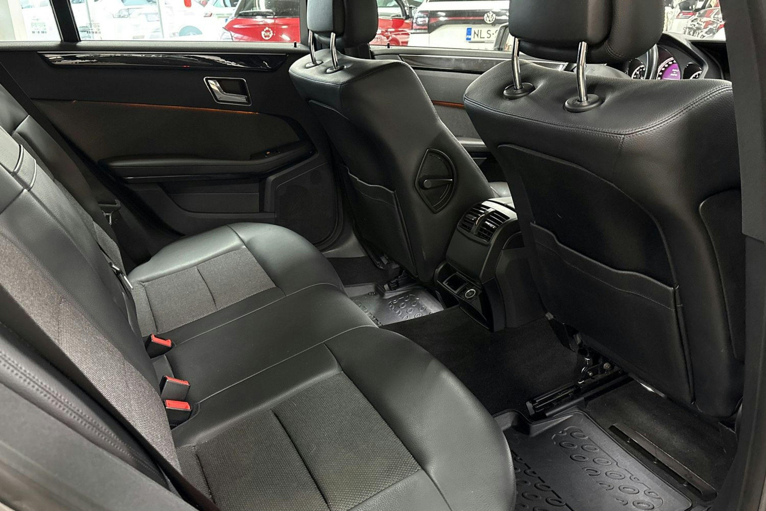 harmaa Mercedes-Benz E 2010 kuva 28.