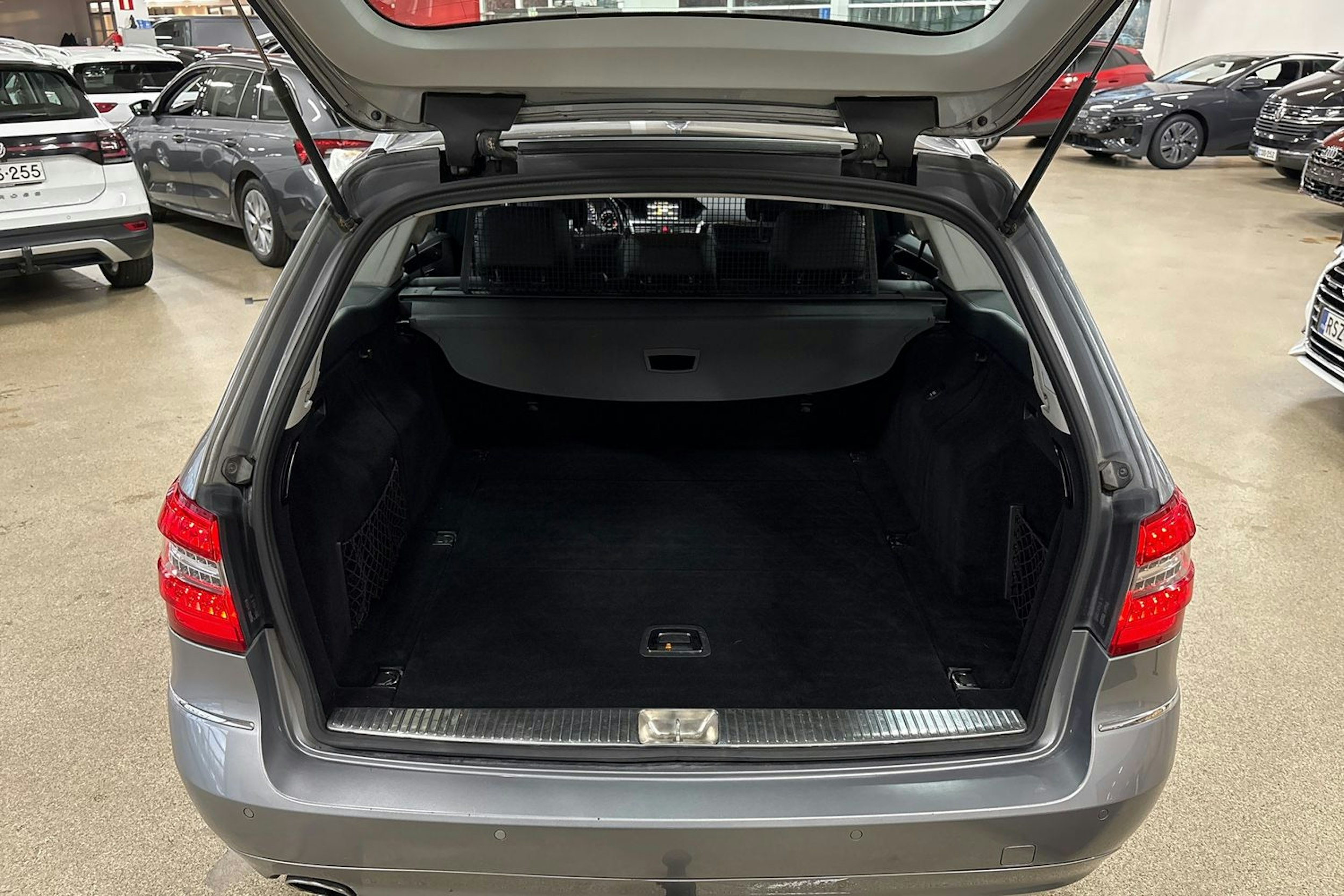 harmaa Mercedes-Benz E 2010 kuva 29.