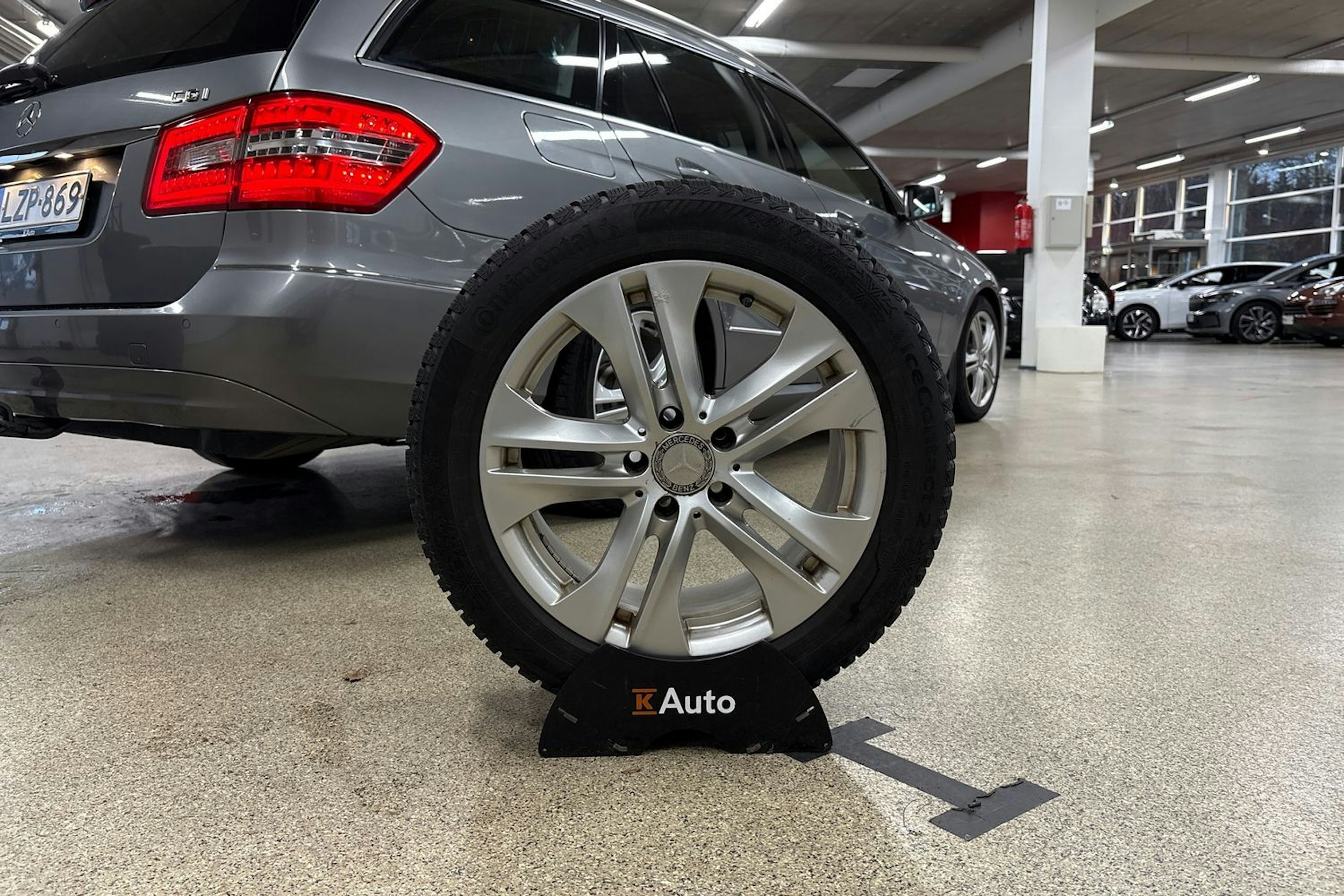 harmaa Mercedes-Benz E 2010 kuva 33.