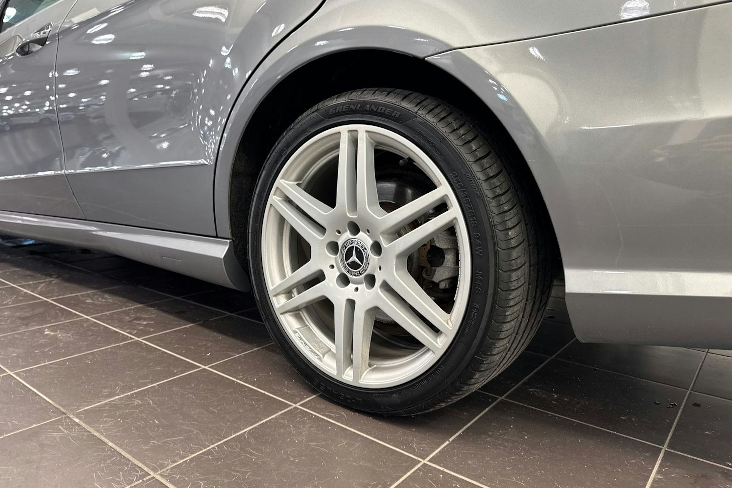 harmaa Mercedes-Benz E 2010 kuva 13.