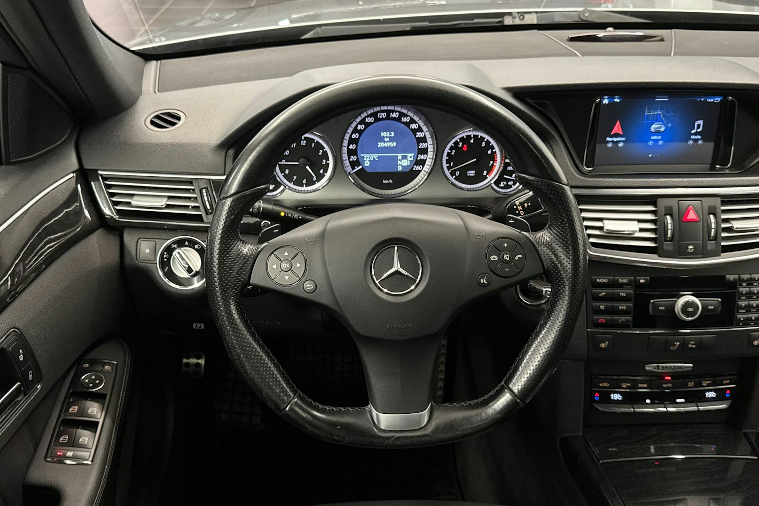 harmaa Mercedes-Benz E 2010 kuva 17.