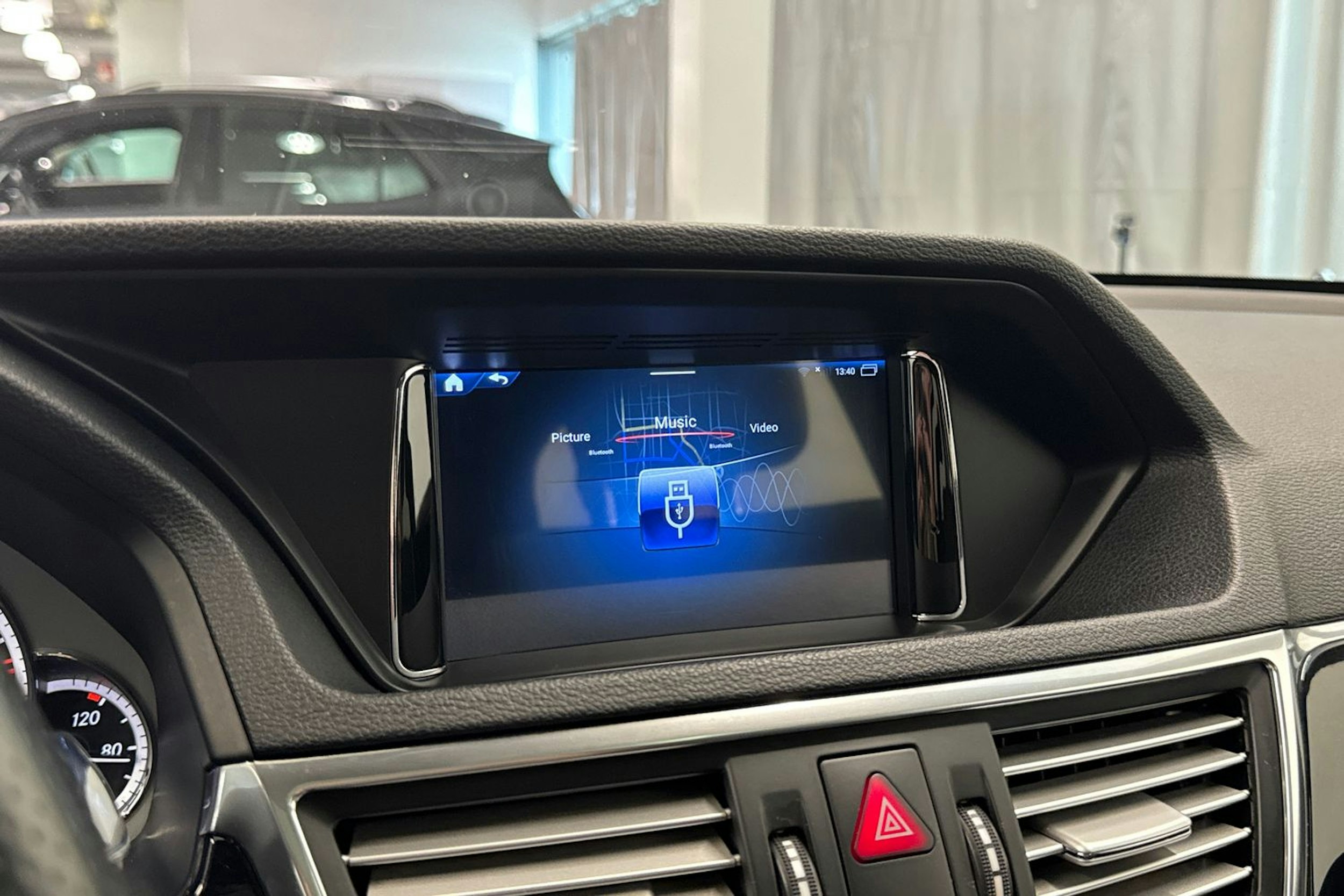 harmaa Mercedes-Benz E 2010 kuva 29.