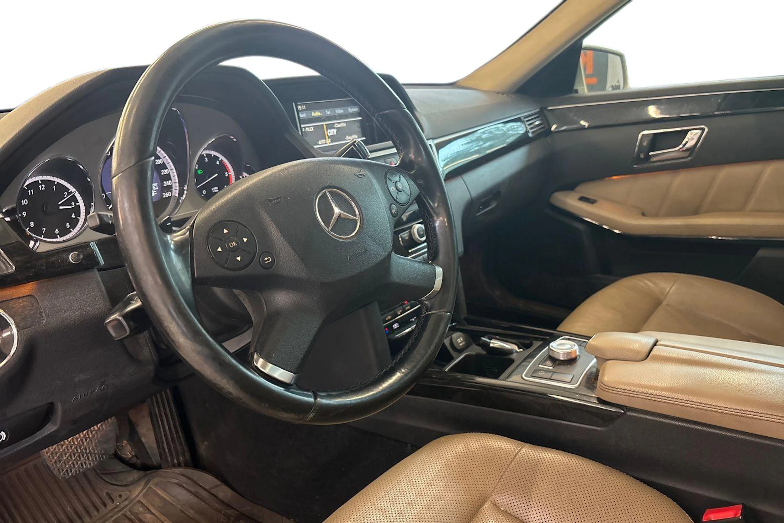Ruskea (beige) Mercedes-Benz E 2010 kuva 3.