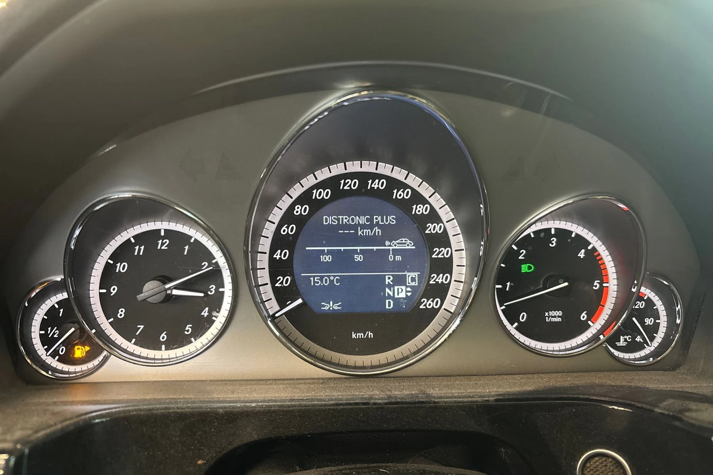 Ruskea (beige) Mercedes-Benz E 2010 kuva 5.