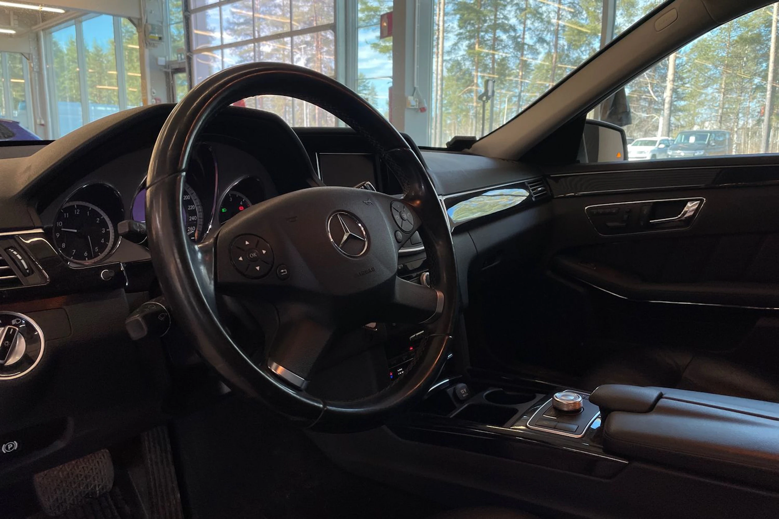 Harmaa Mercedes-Benz E 2010 kuva 15.