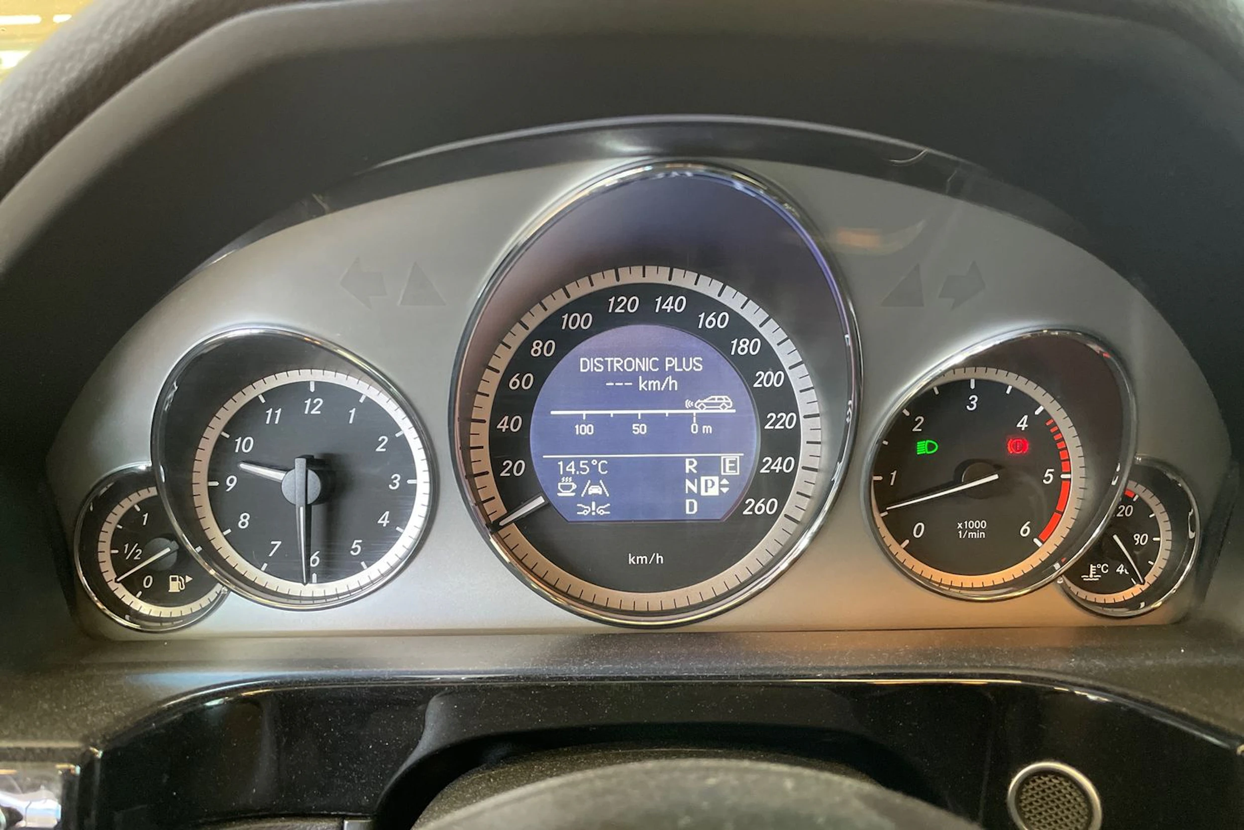 Harmaa Mercedes-Benz E 2010 kuva 18.