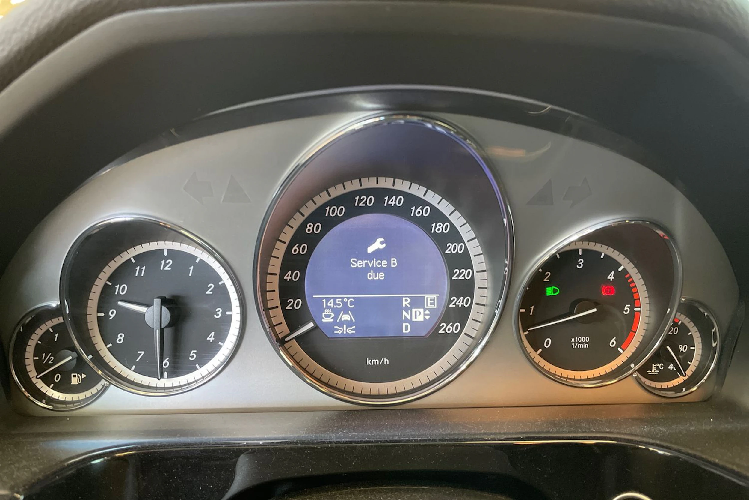 Harmaa Mercedes-Benz E 2010 kuva 19.