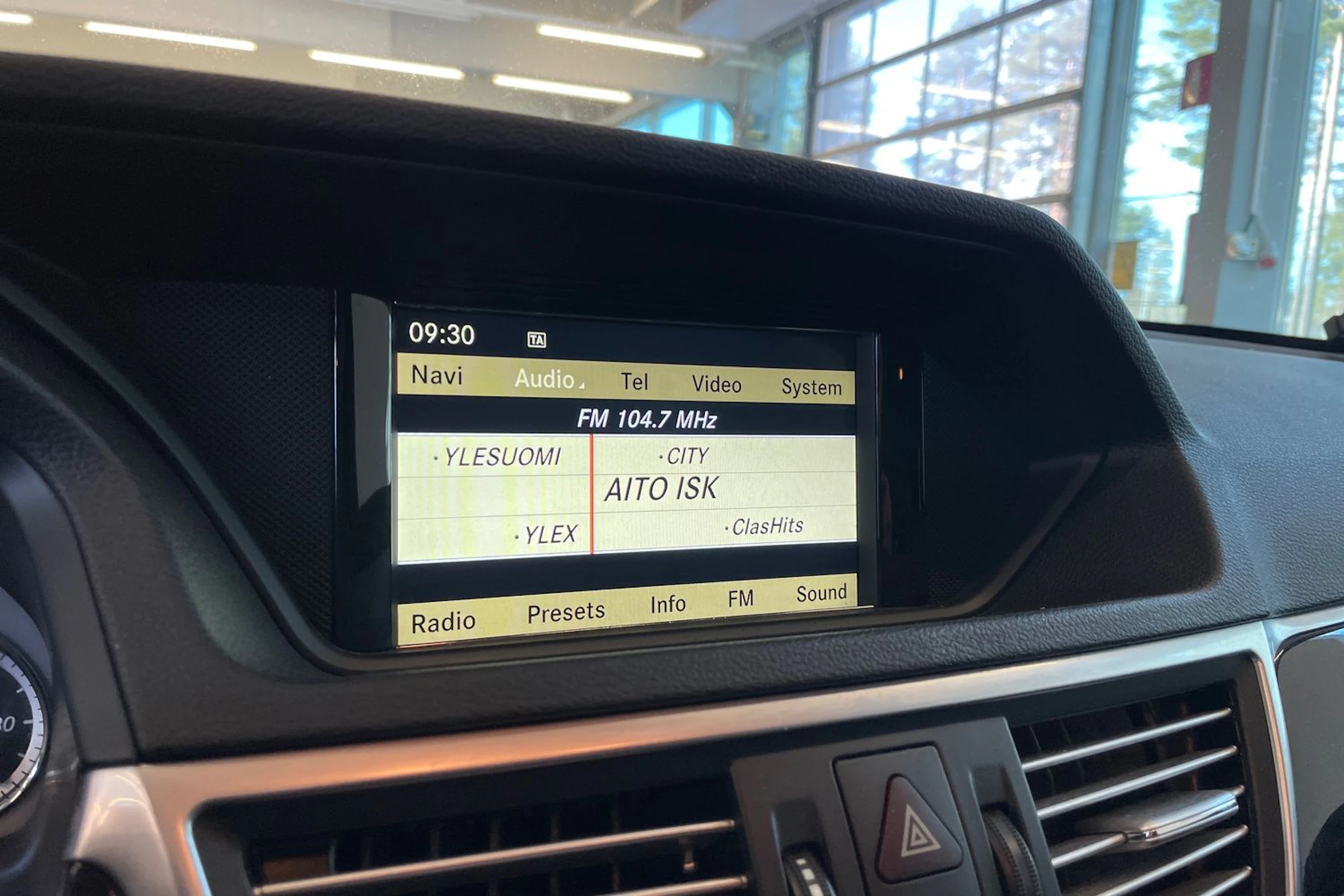 Harmaa Mercedes-Benz E 2010 kuva 21.