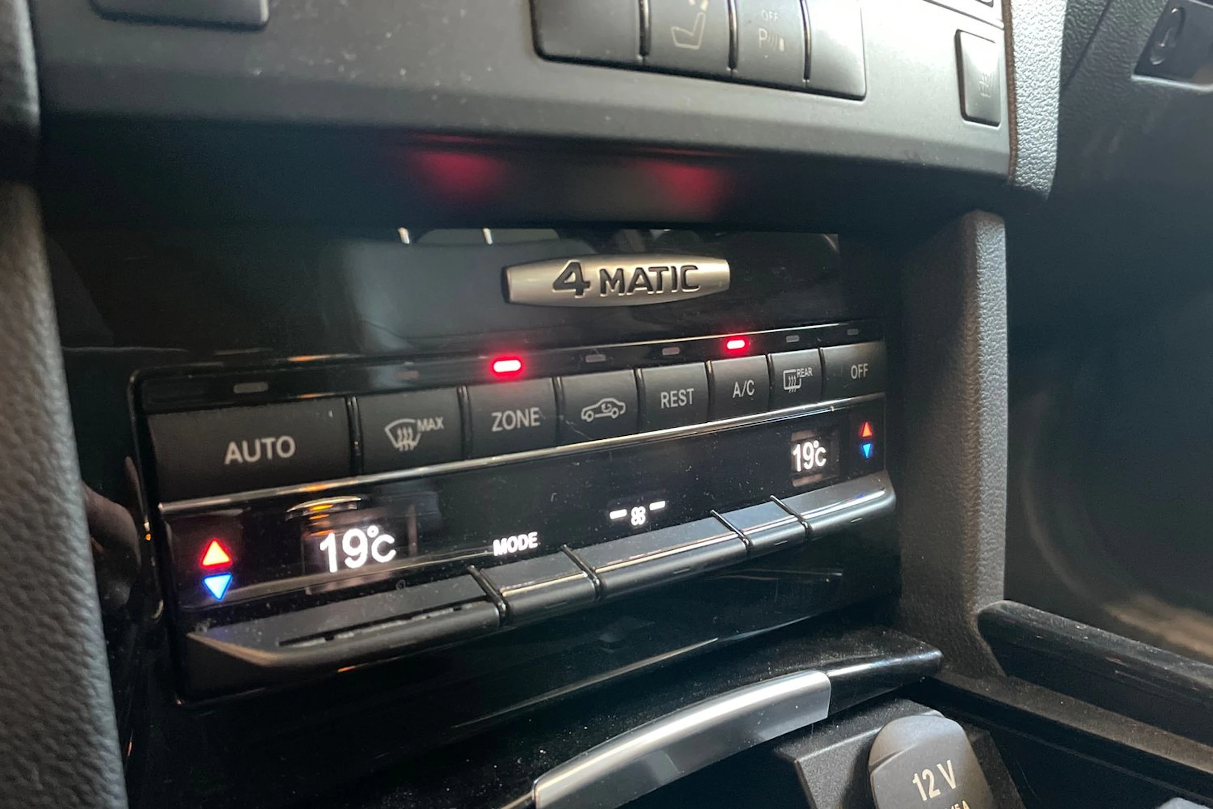 Harmaa Mercedes-Benz E 2010 kuva 22.