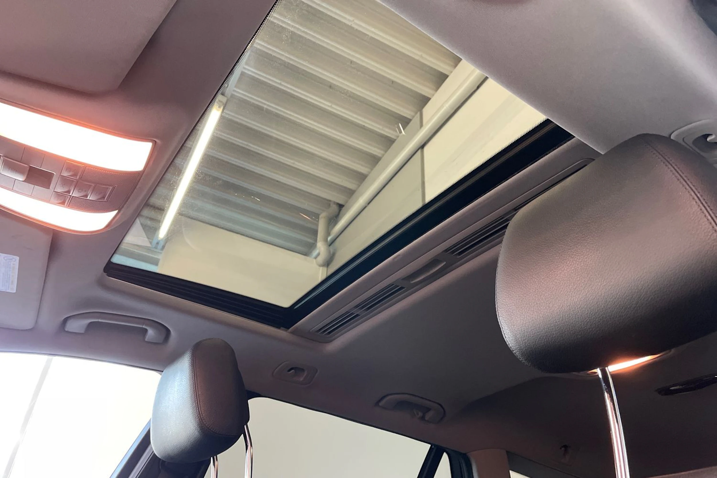 Harmaa Mercedes-Benz E 2010 kuva 23.