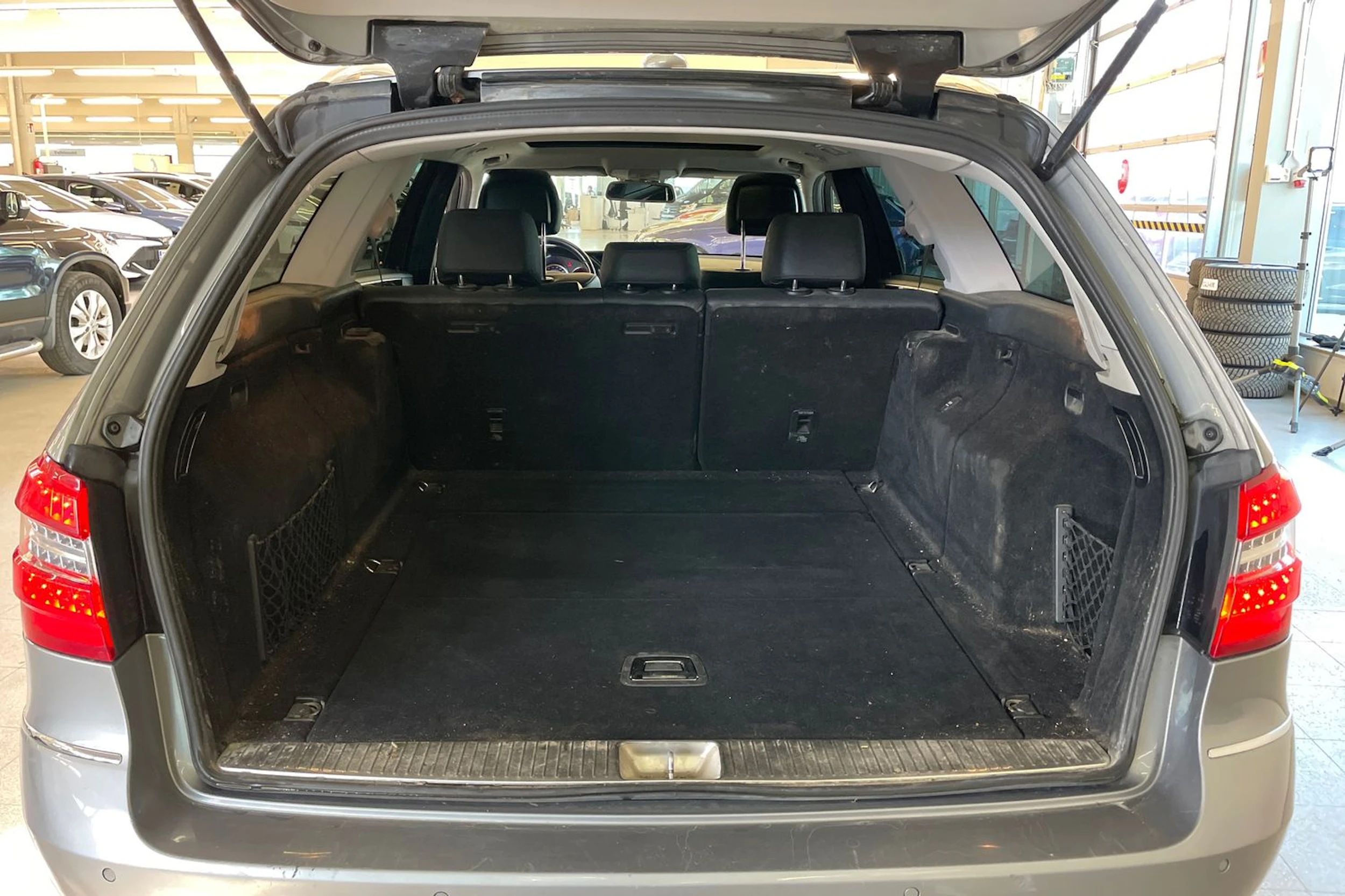 Harmaa Mercedes-Benz E 2010 kuva 25.