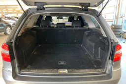 Harmaa Mercedes-Benz E 2010 kuva 25.