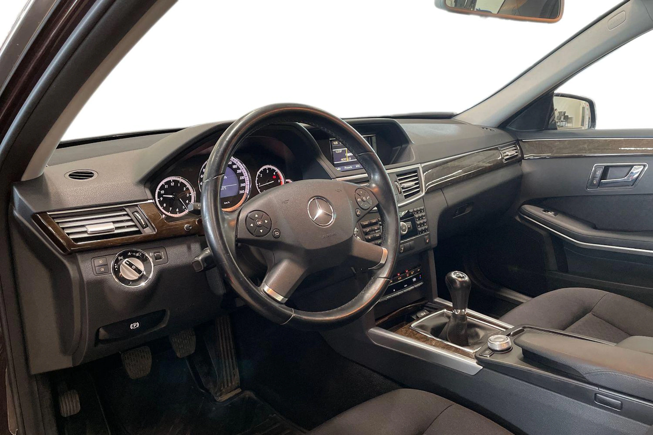 ruskea (beige) Mercedes-Benz E 2010 kuva 6.