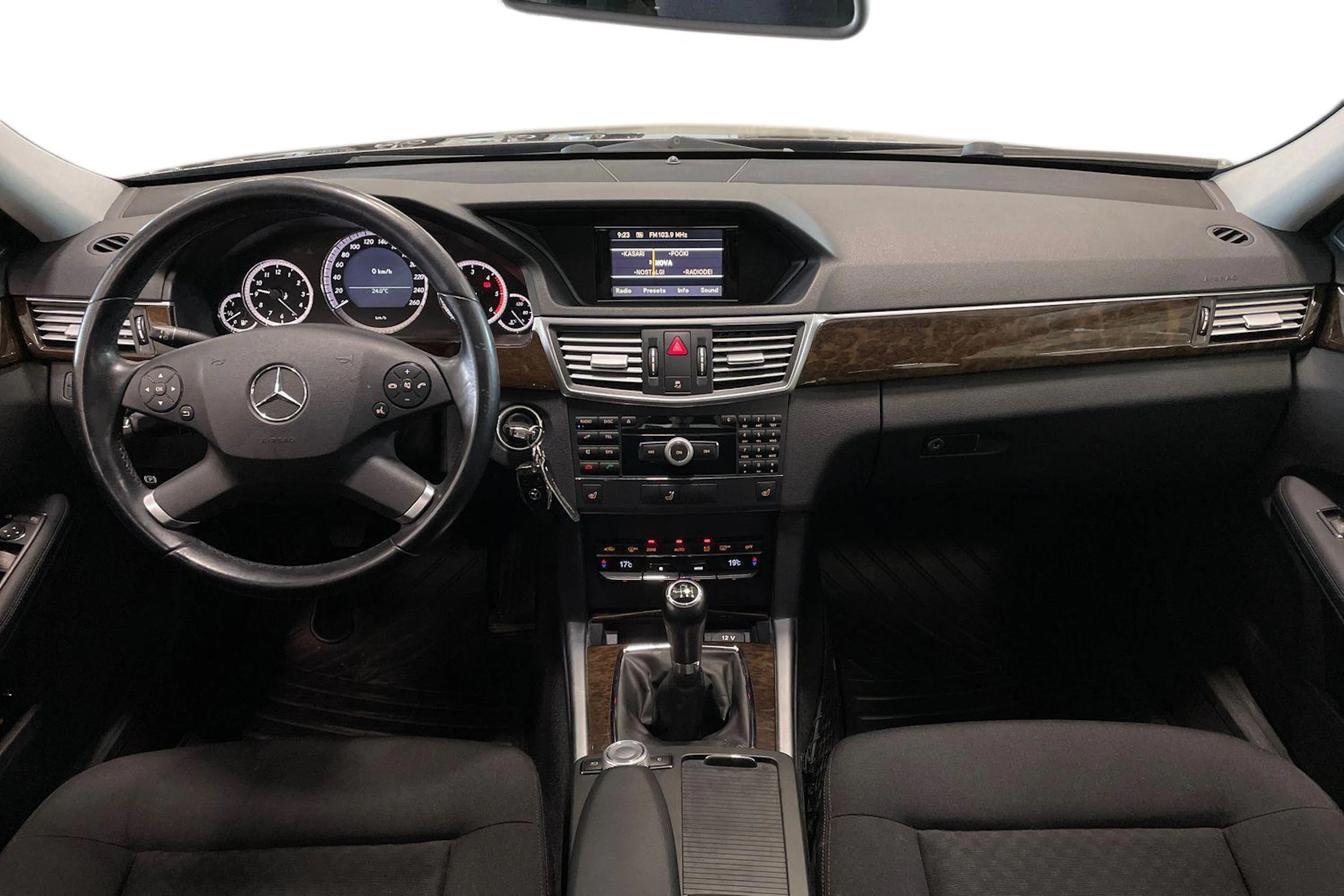 ruskea (beige) Mercedes-Benz E 2010 kuva 7.