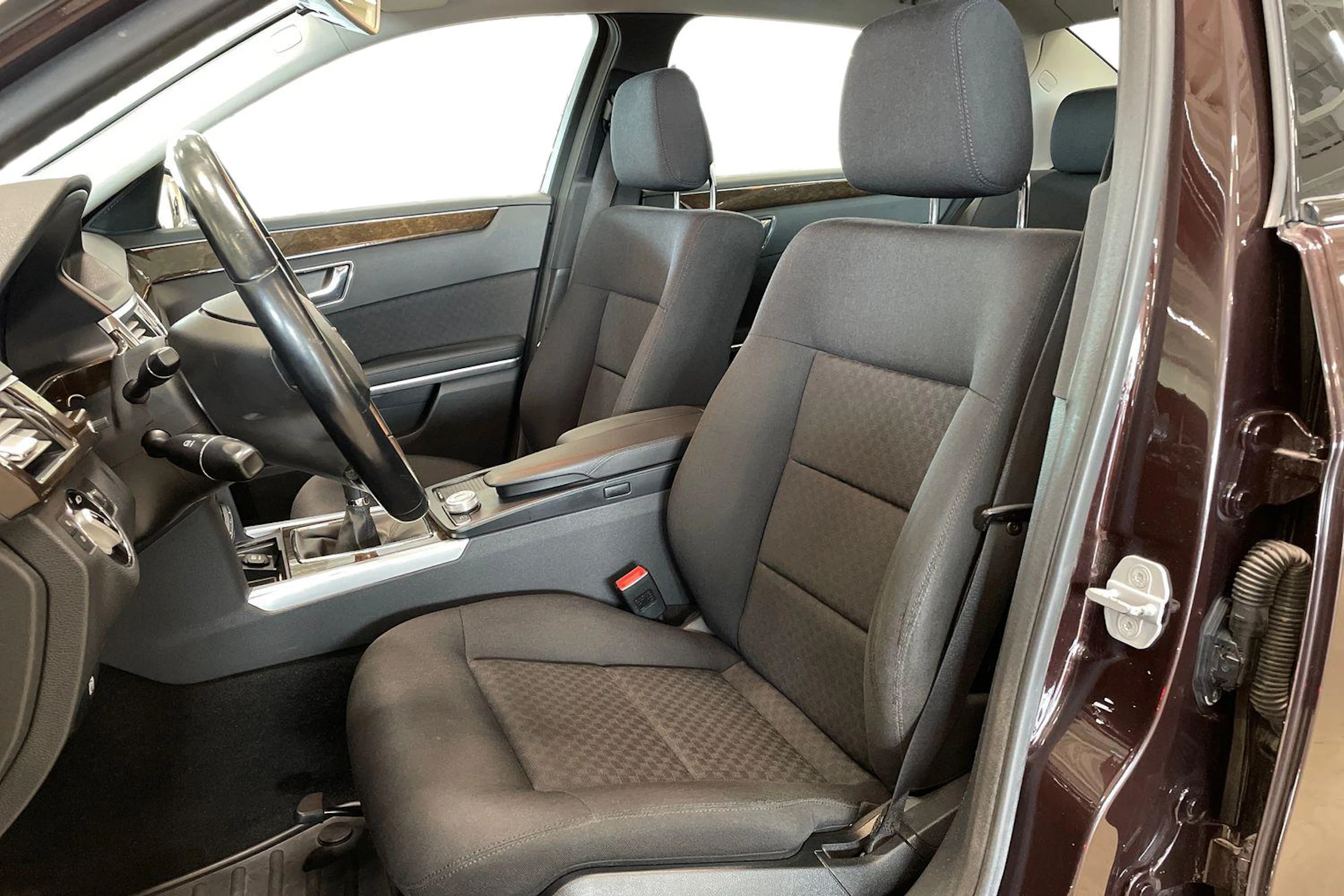 ruskea (beige) Mercedes-Benz E 2010 kuva 8.