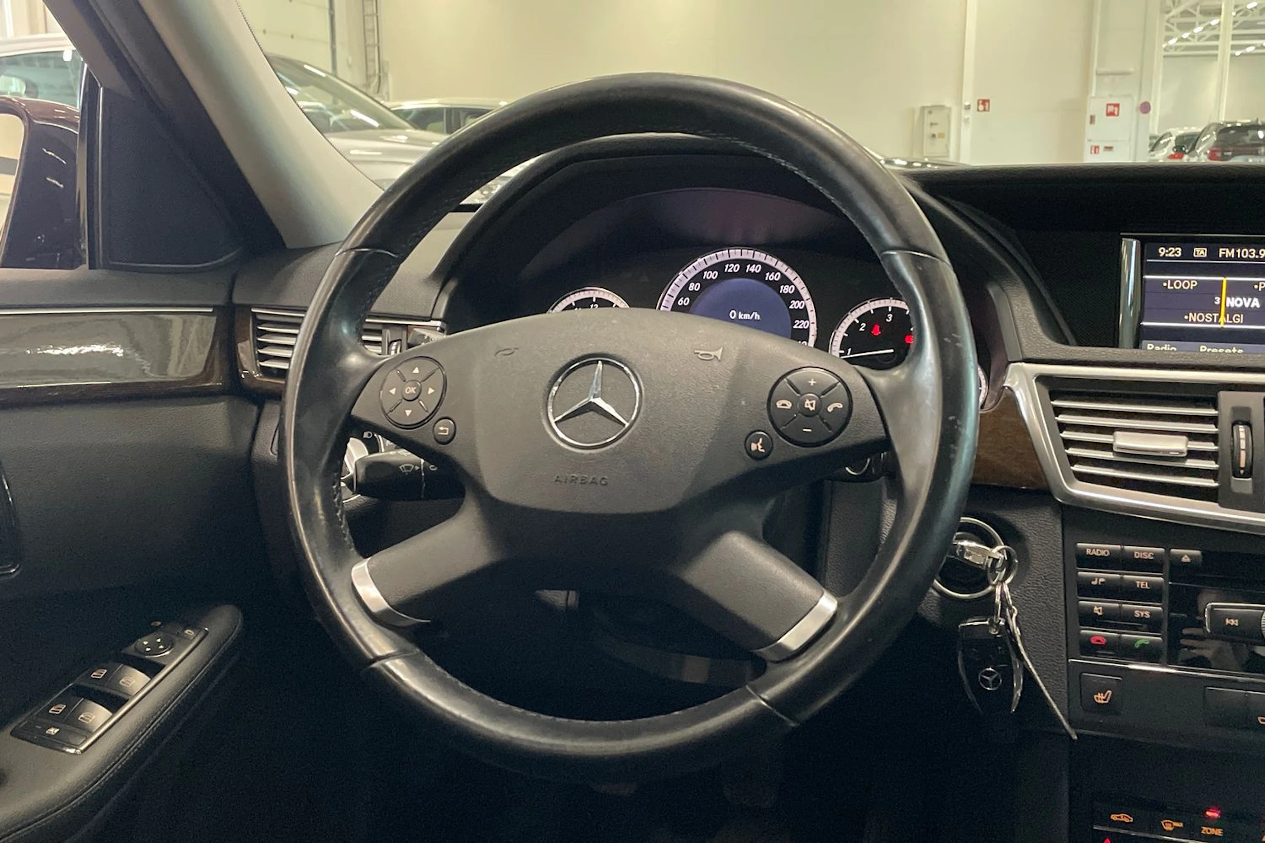 ruskea (beige) Mercedes-Benz E 2010 kuva 12.