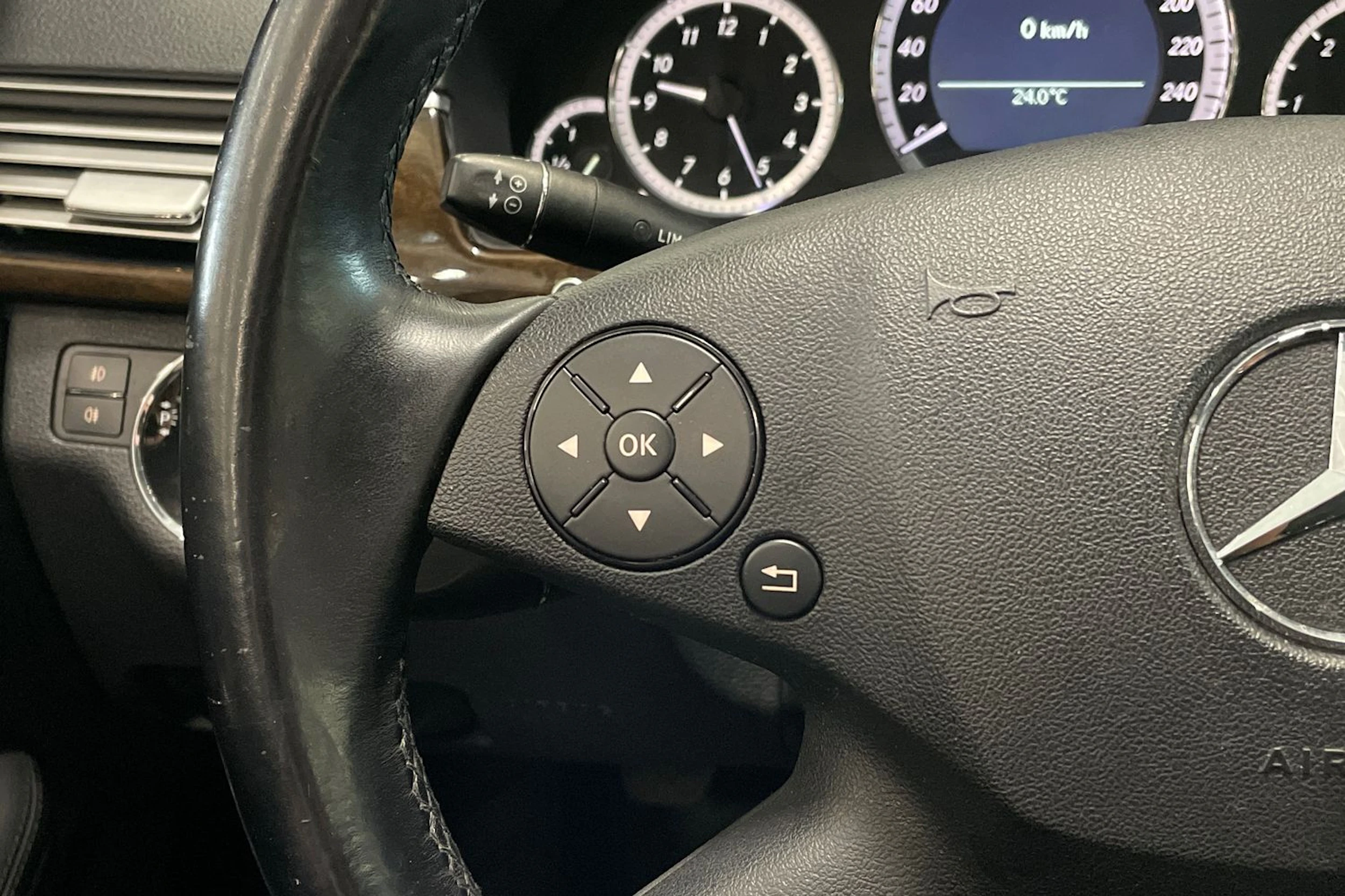 ruskea (beige) Mercedes-Benz E 2010 kuva 15.