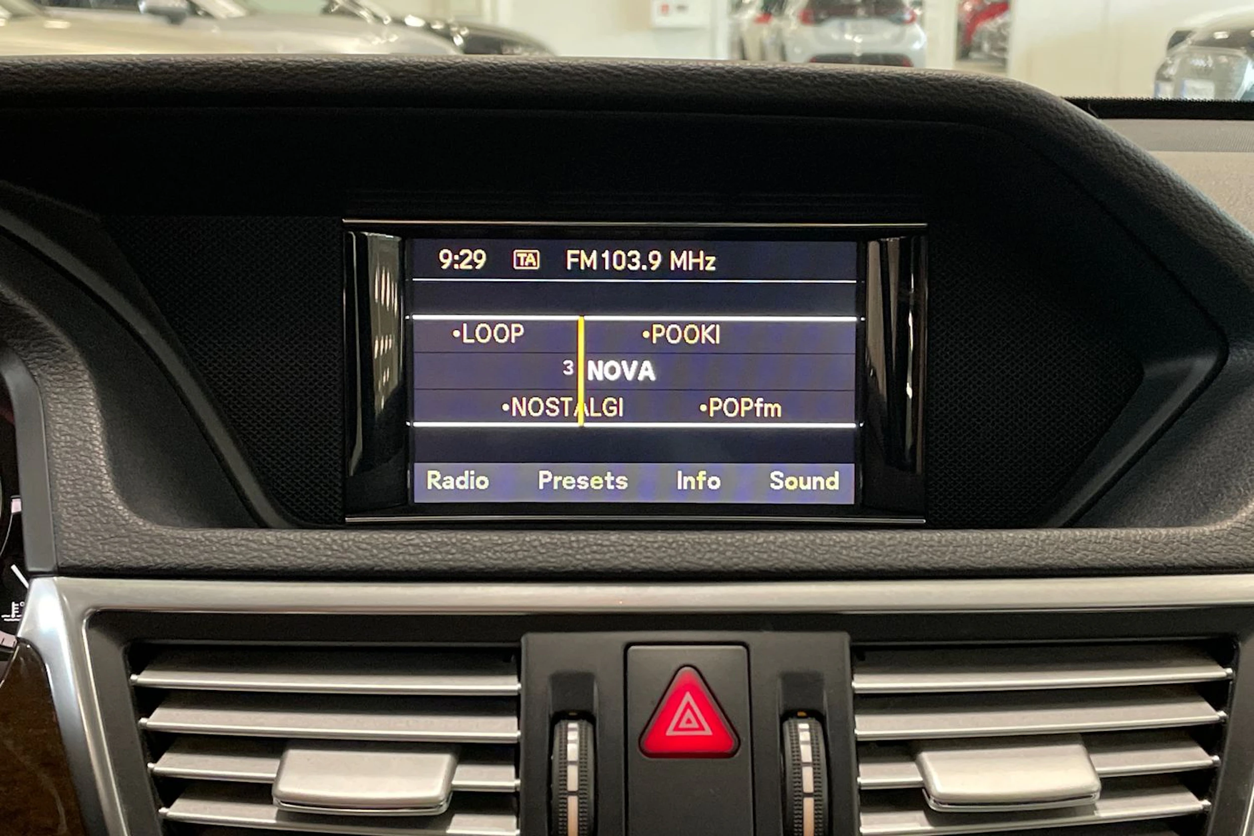 ruskea (beige) Mercedes-Benz E 2010 kuva 17.