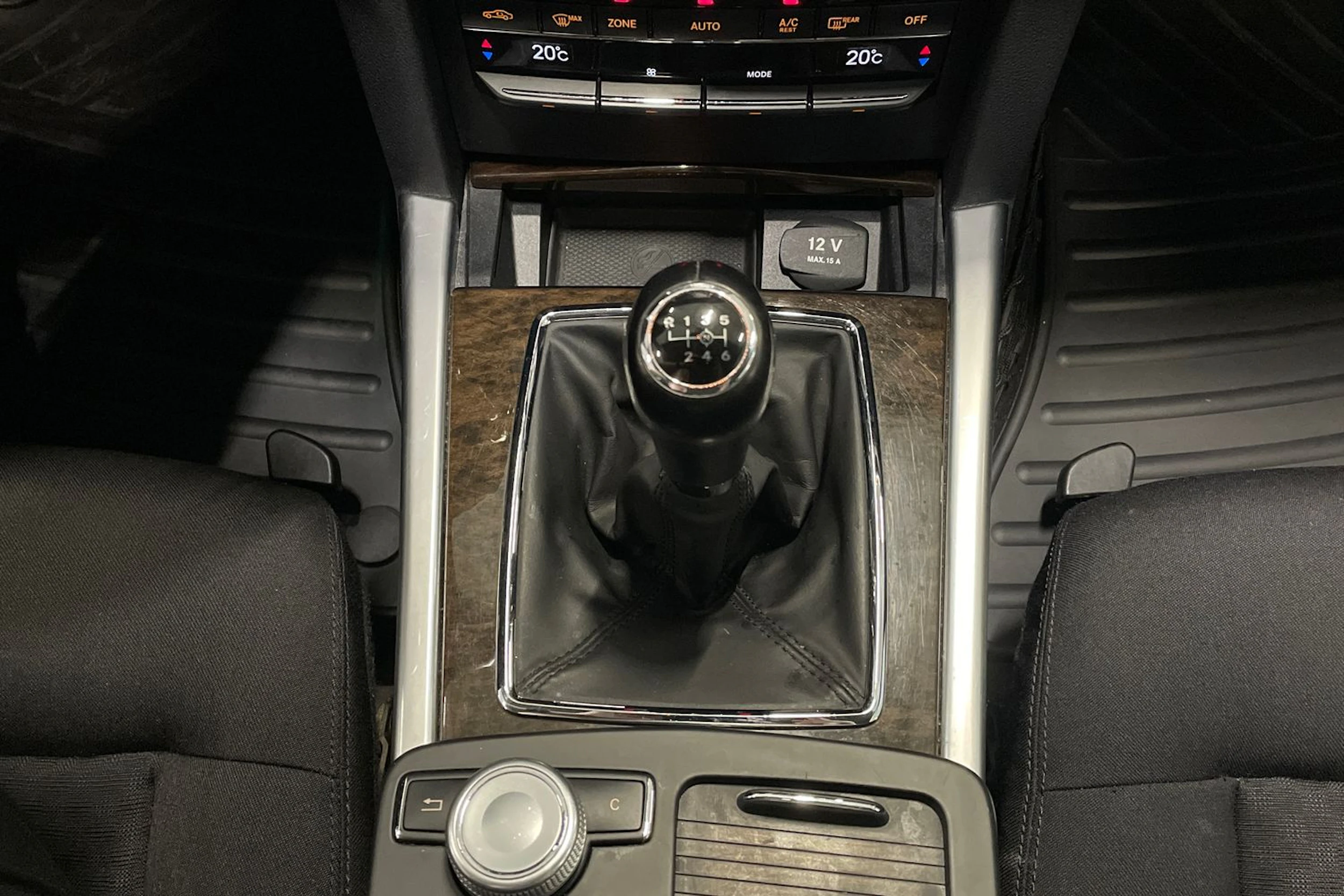 ruskea (beige) Mercedes-Benz E 2010 kuva 20.