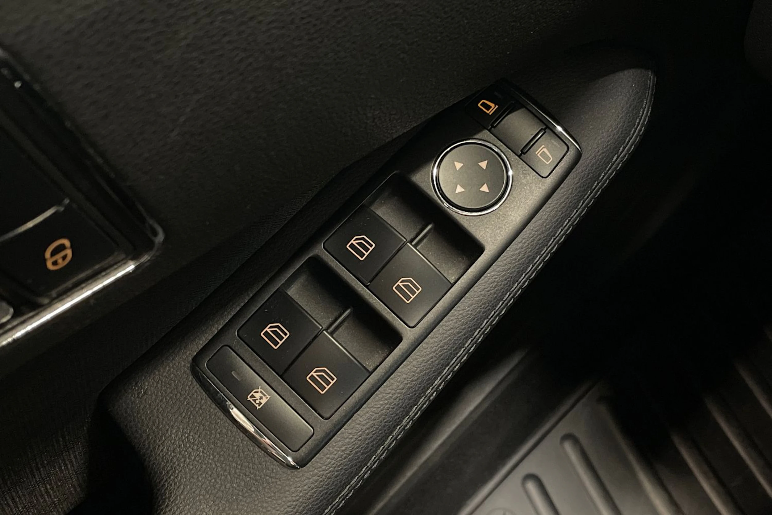 ruskea (beige) Mercedes-Benz E 2010 kuva 21.