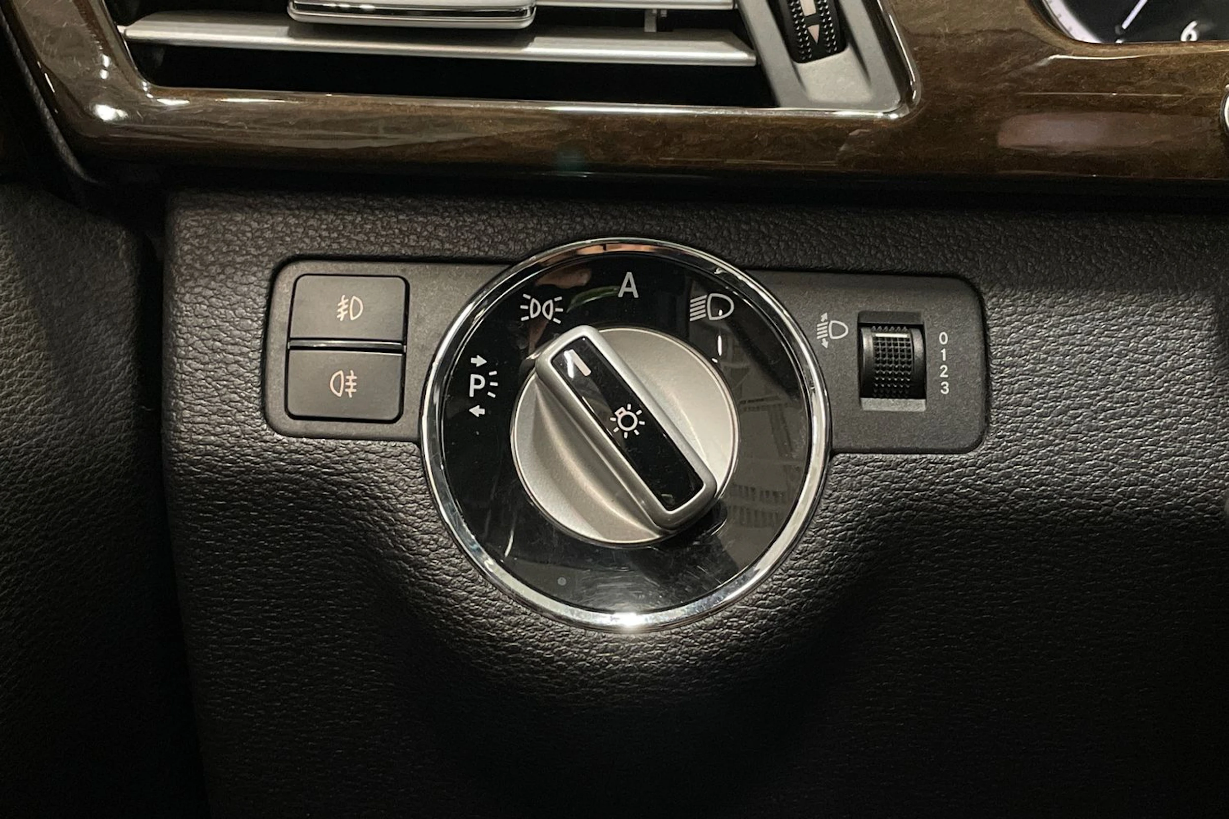 ruskea (beige) Mercedes-Benz E 2010 kuva 22.