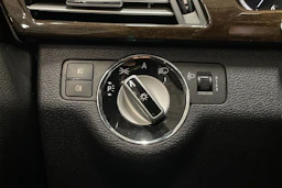 ruskea (beige) Mercedes-Benz E 2010 kuva 22.