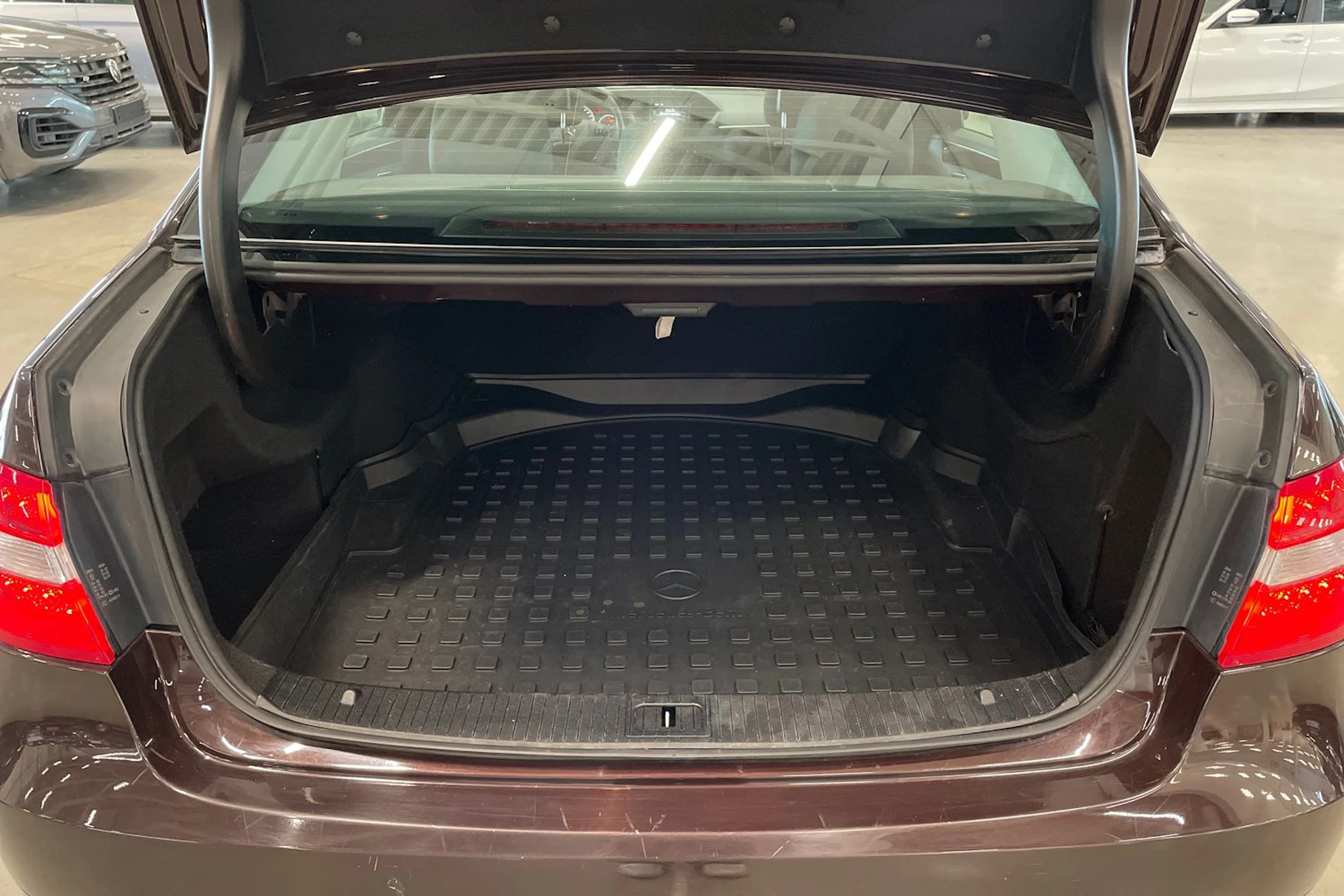 ruskea (beige) Mercedes-Benz E 2010 kuva 23.