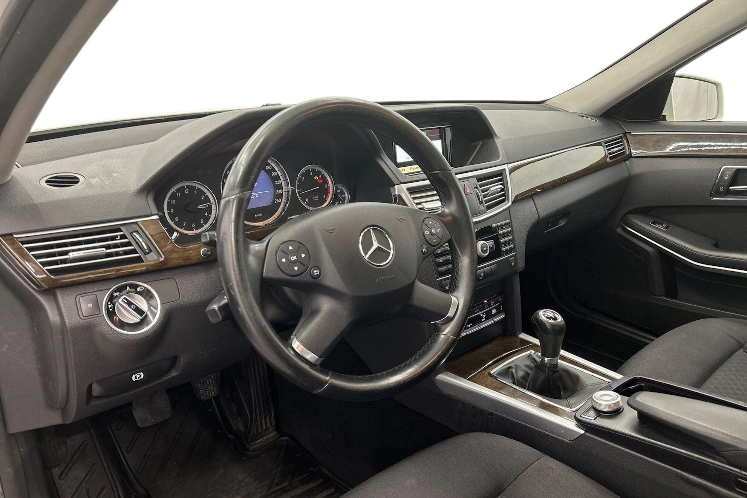 valkoinen Mercedes-Benz E 2010 kuva 6.