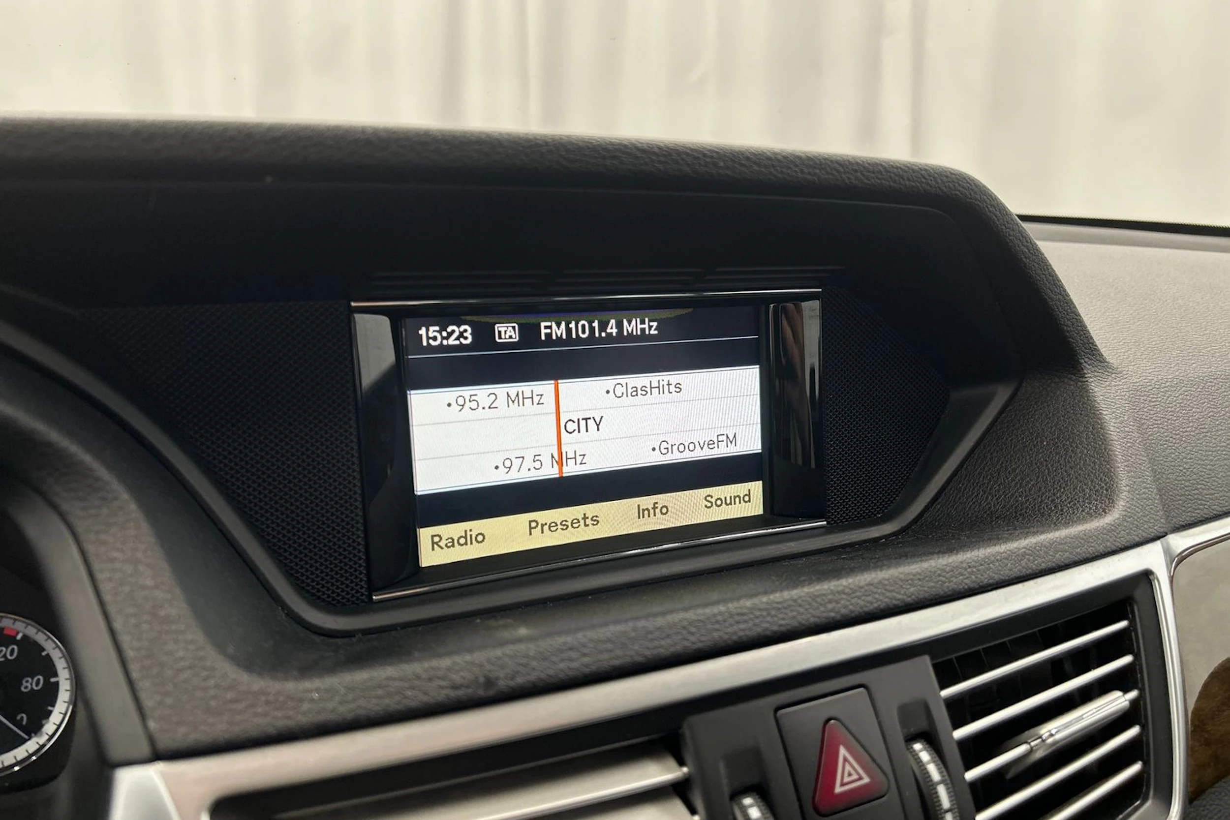 valkoinen Mercedes-Benz E 2010 kuva 15.