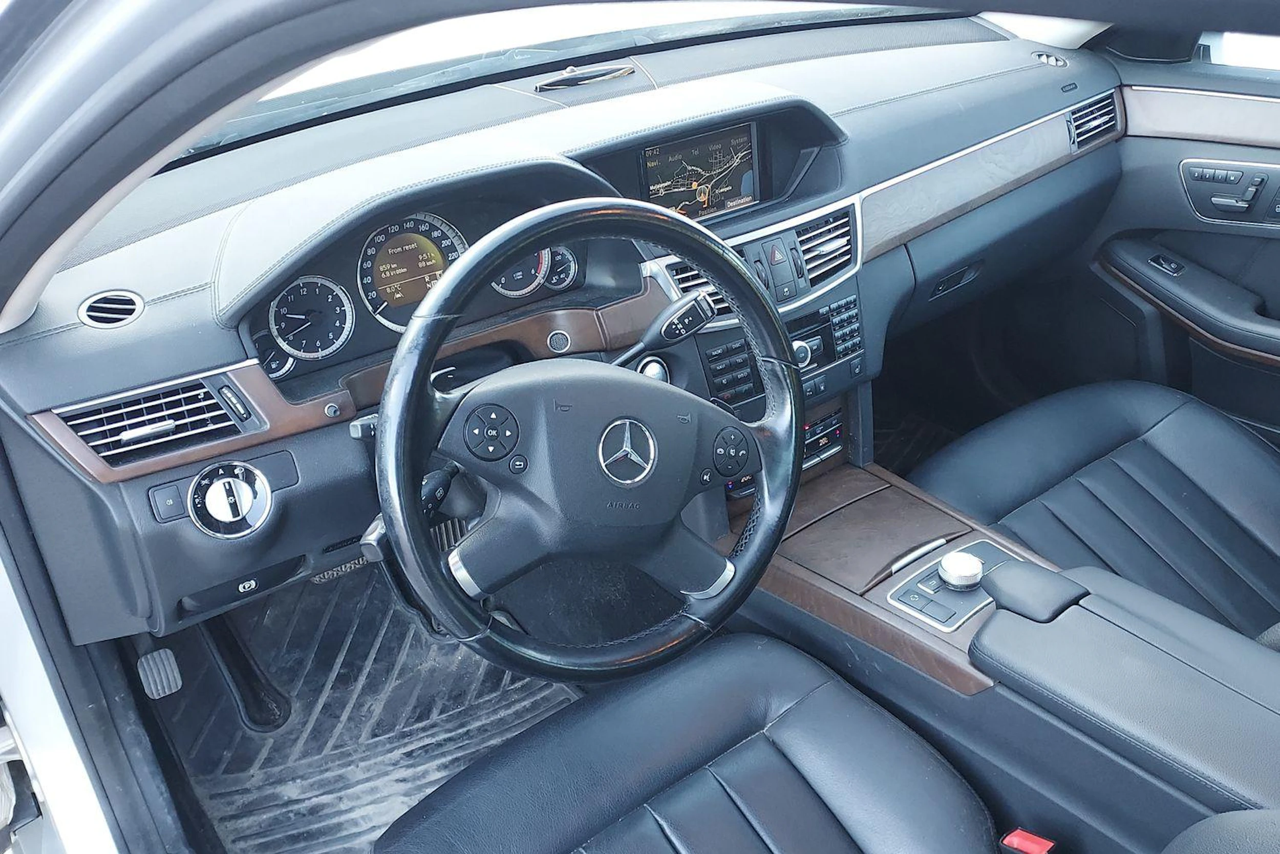 hopea Mercedes-Benz E 2010 kuva 3.