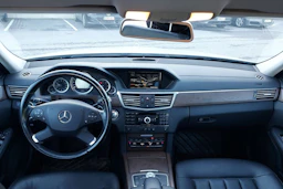 hopea Mercedes-Benz E 2010 kuva 4.