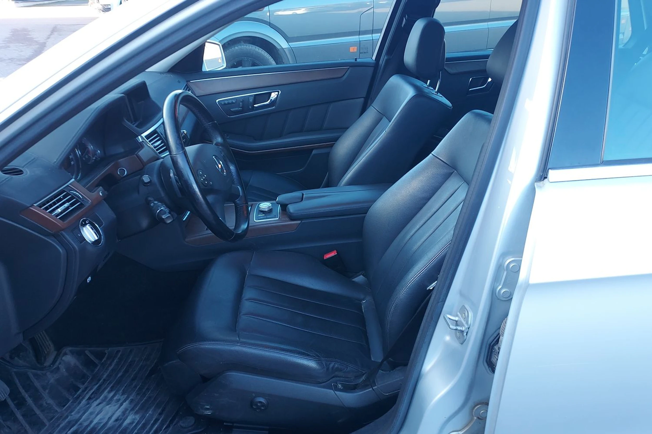 hopea Mercedes-Benz E 2010 kuva 5.