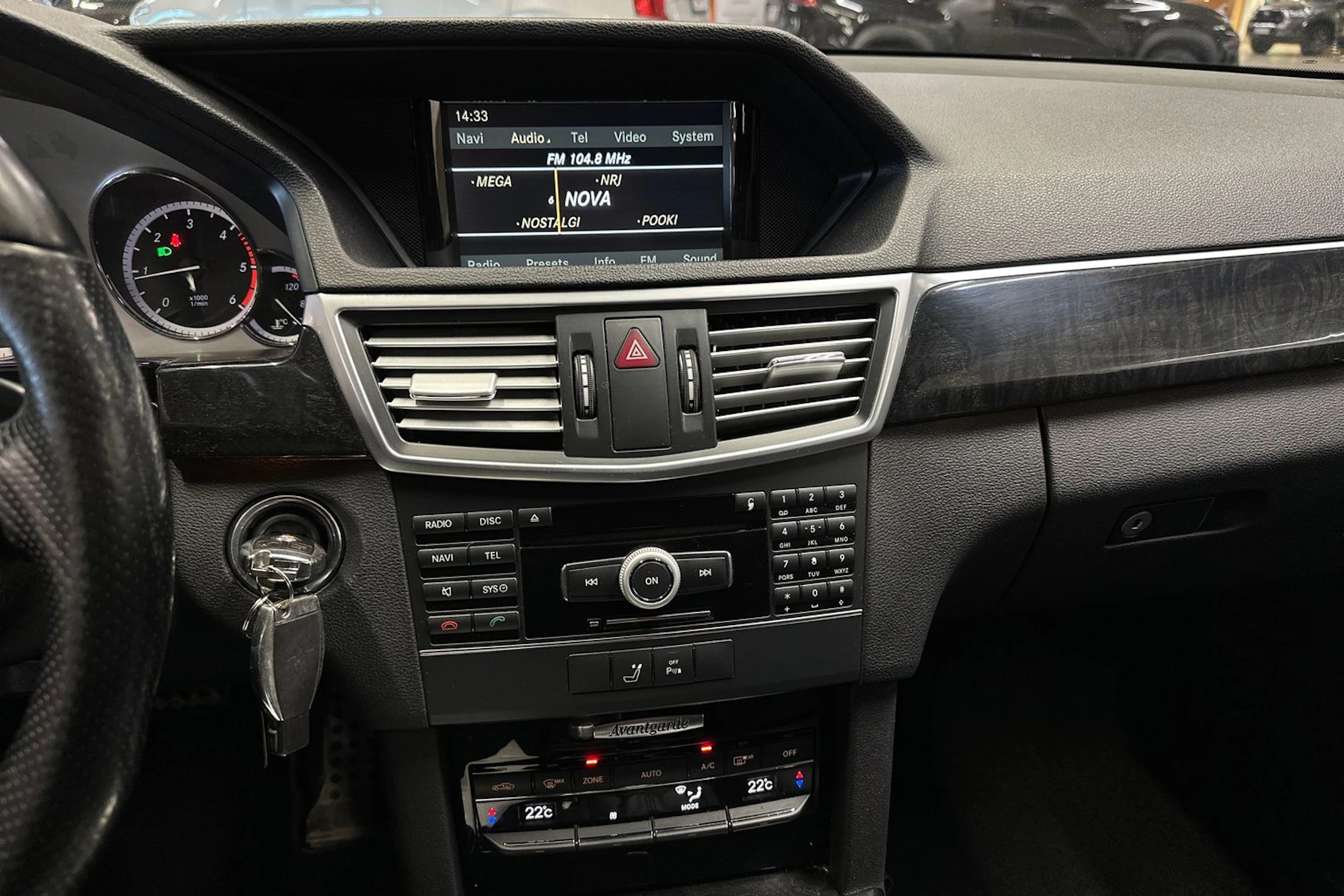harmaa Mercedes-Benz E 2011 kuva 14.
