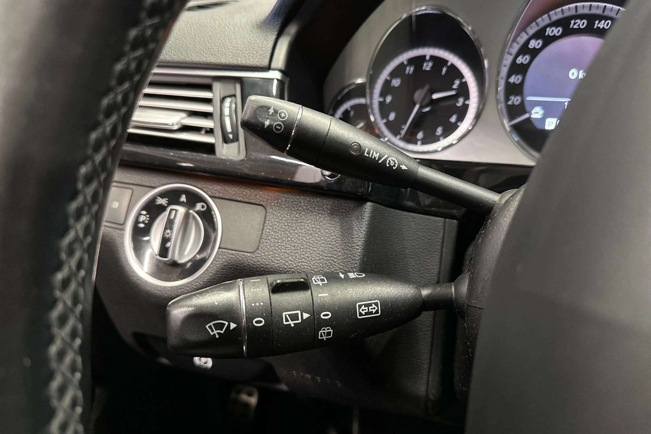 harmaa Mercedes-Benz E 2011 kuva 17.