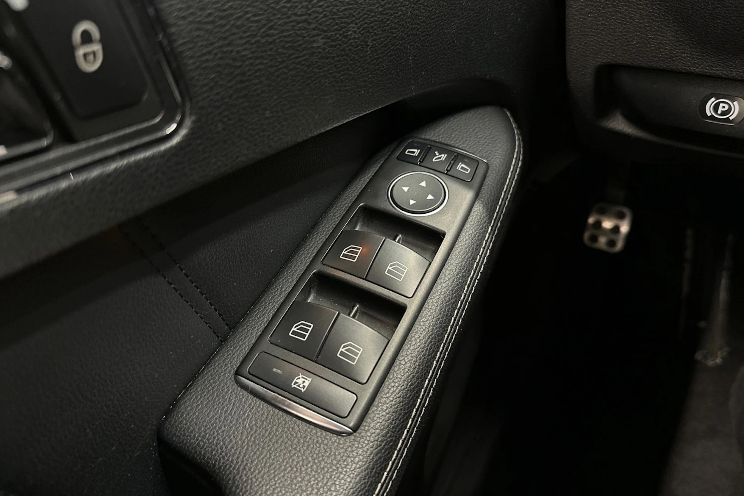 harmaa Mercedes-Benz E 2011 kuva 18.