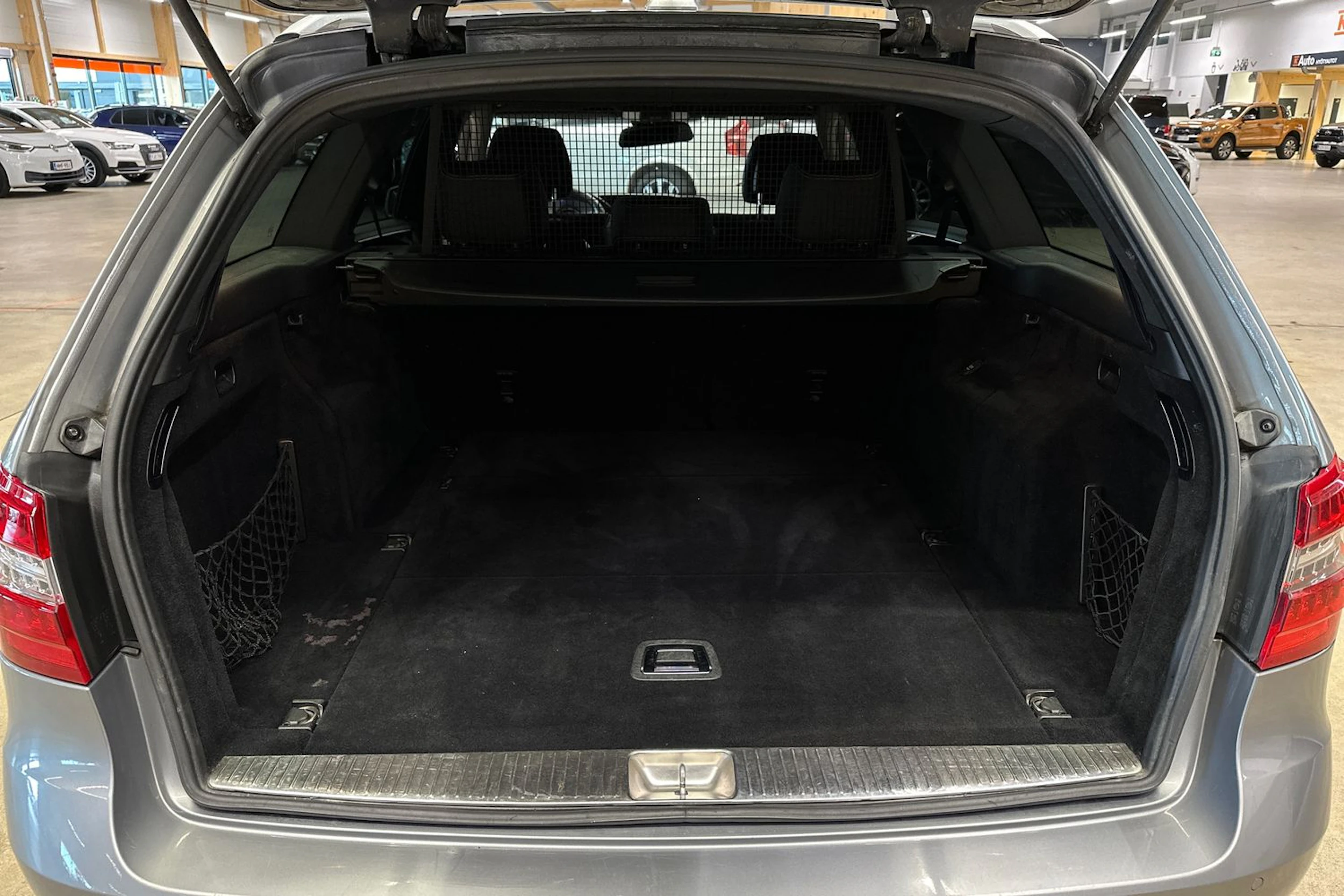 harmaa Mercedes-Benz E 2011 kuva 19.