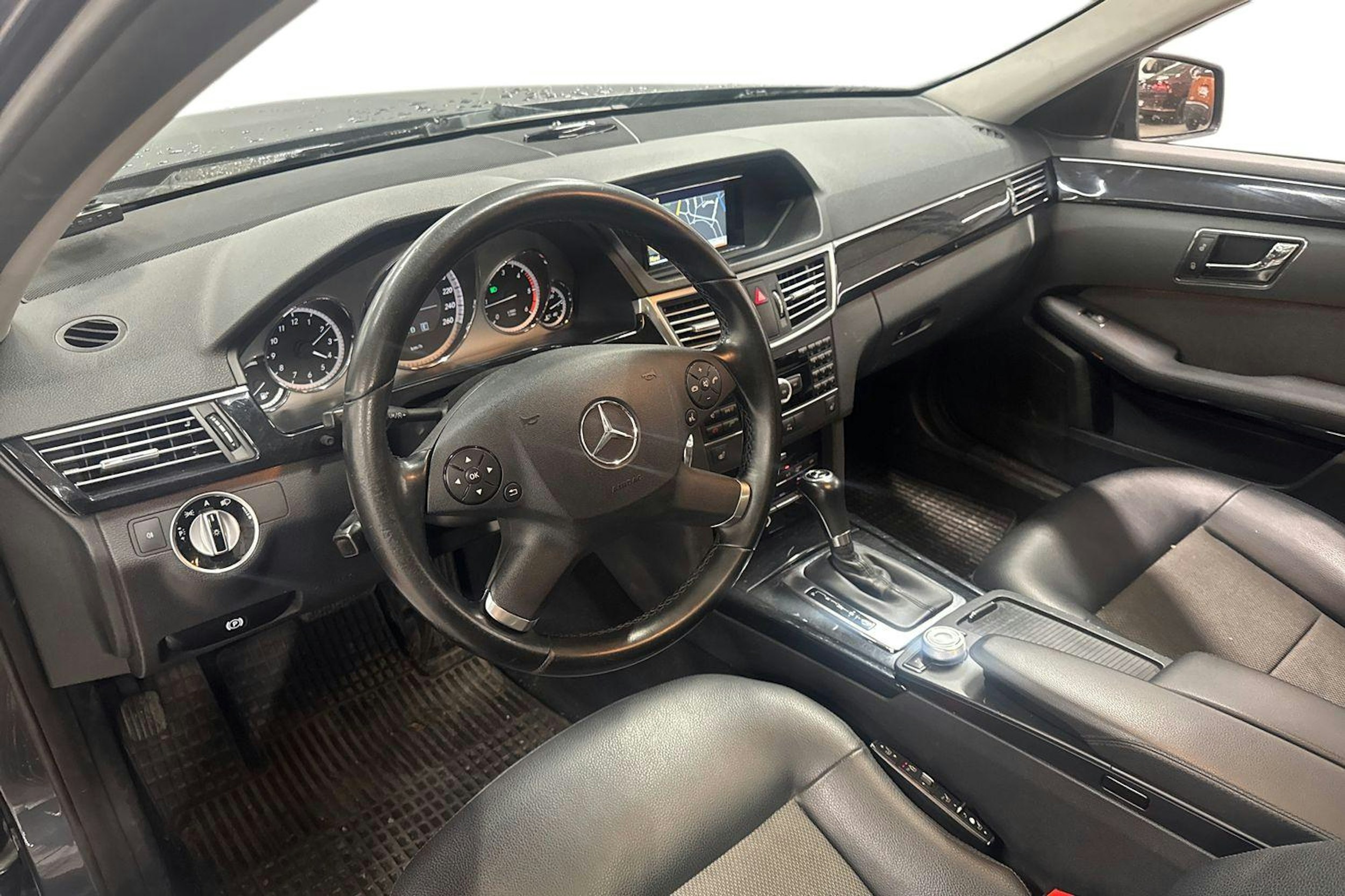 sininen Mercedes-Benz E 2011 kuva 3.