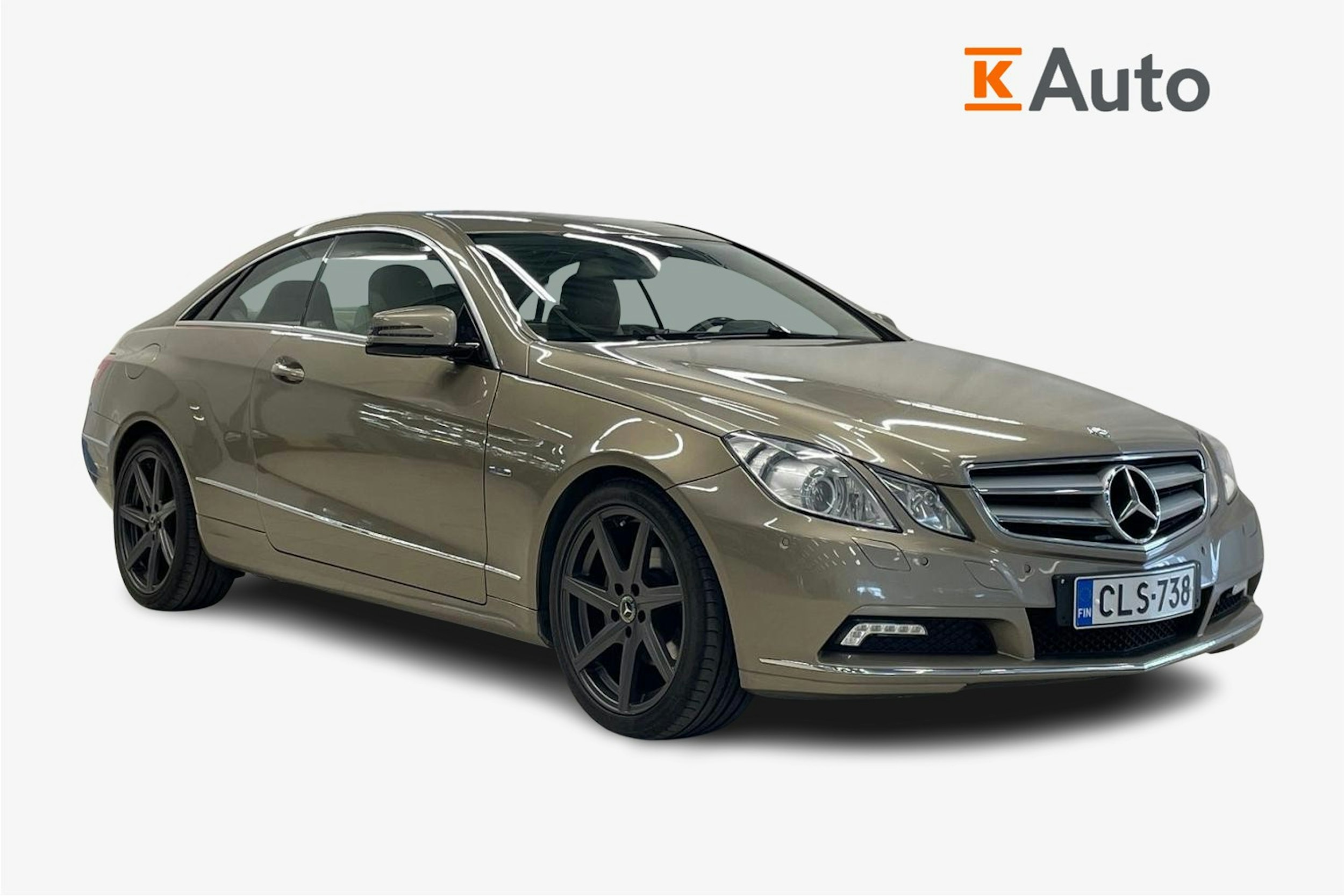 beige Mercedes-Benz E 2011 kuva 4.