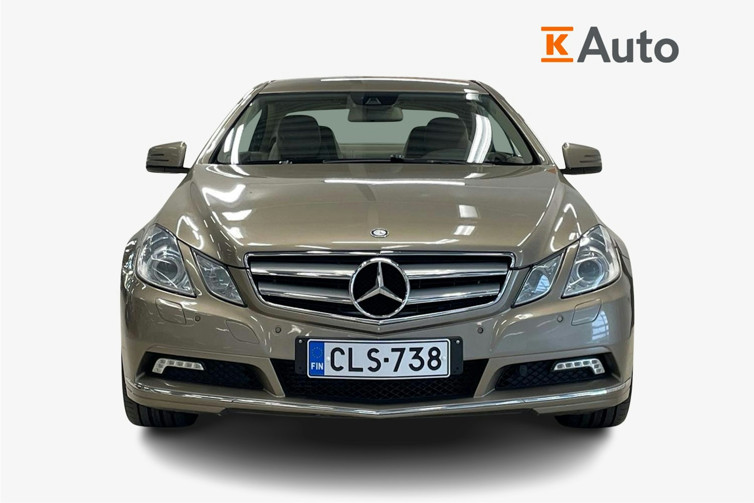 beige Mercedes-Benz E 2011 kuva 8.